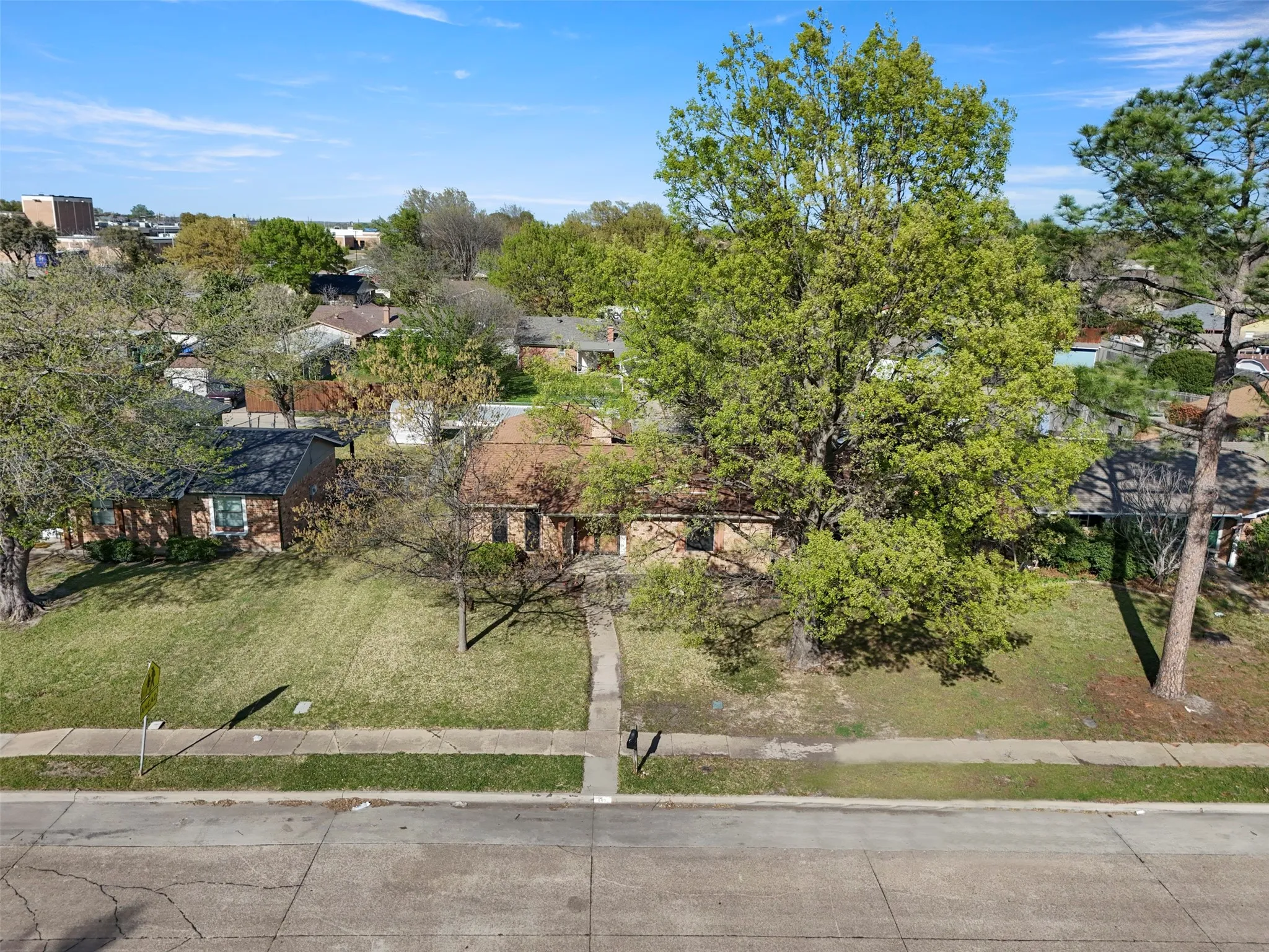 Single Family Residence For Sale in Dallas County , 409 Colonial Drive, Garland, Texas 75043, 3 Bedroom, 2 Bathroom, 2 Garage spaces, 1,450 Sqft, built in 1971, Price $244,900, mls#21207031, Real Estate Agent in Garland, Homes For Sale in Dallas county, Homes For Sale in Garland, Realtor in Garland Texas, Real Estate Brokerage Independent Realty Texas, Luminita Cordes Realtor