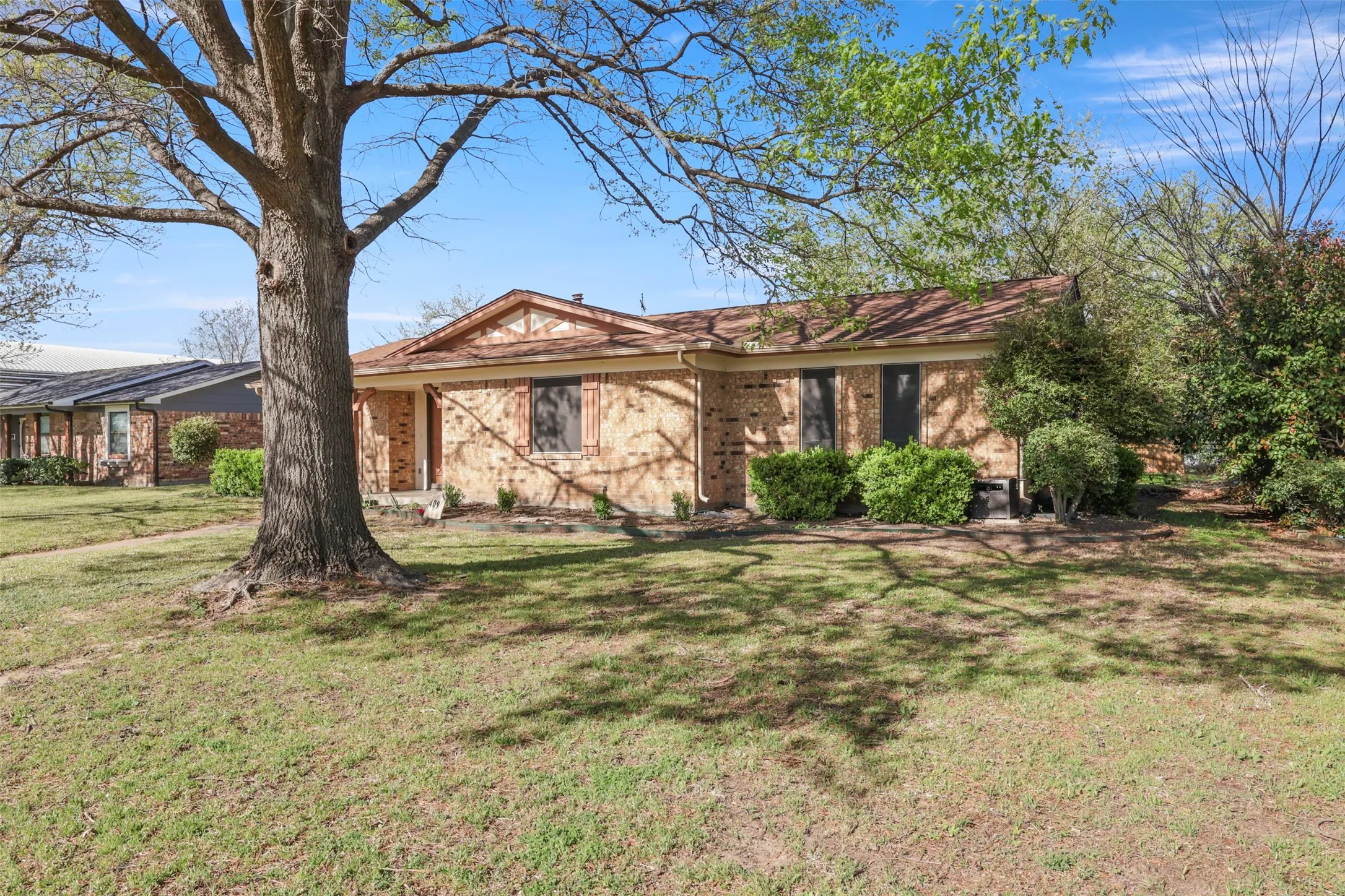 Single Family Residence For Sale in Dallas County , 409 Colonial Drive, Garland, Texas 75043, 3 Bedroom, 2 Bathroom, 2 Garage spaces, 1,450 Sqft, built in 1971, Price $244,900, mls#21207031, Real Estate Agent in Garland, Homes For Sale in Dallas county, Homes For Sale in Garland, Realtor in Garland Texas, Real Estate Brokerage Independent Realty Texas, Luminita Cordes Realtor