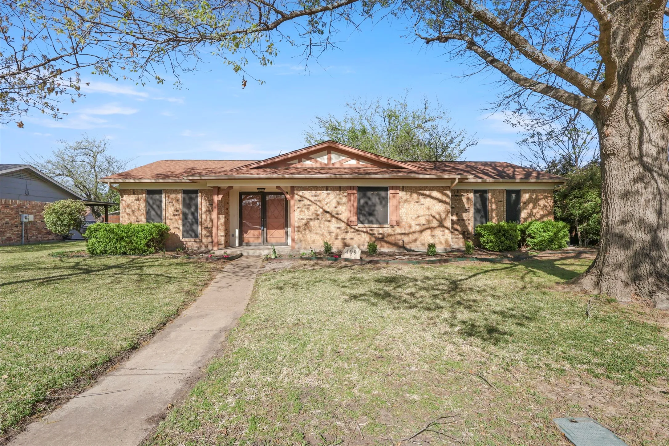 Welcome to this beautifull residence, where comfort meets timeless style. This thoughtfully designed home offers a bright, open layout with generous living spaces ideal for both everyday living and entertaining.