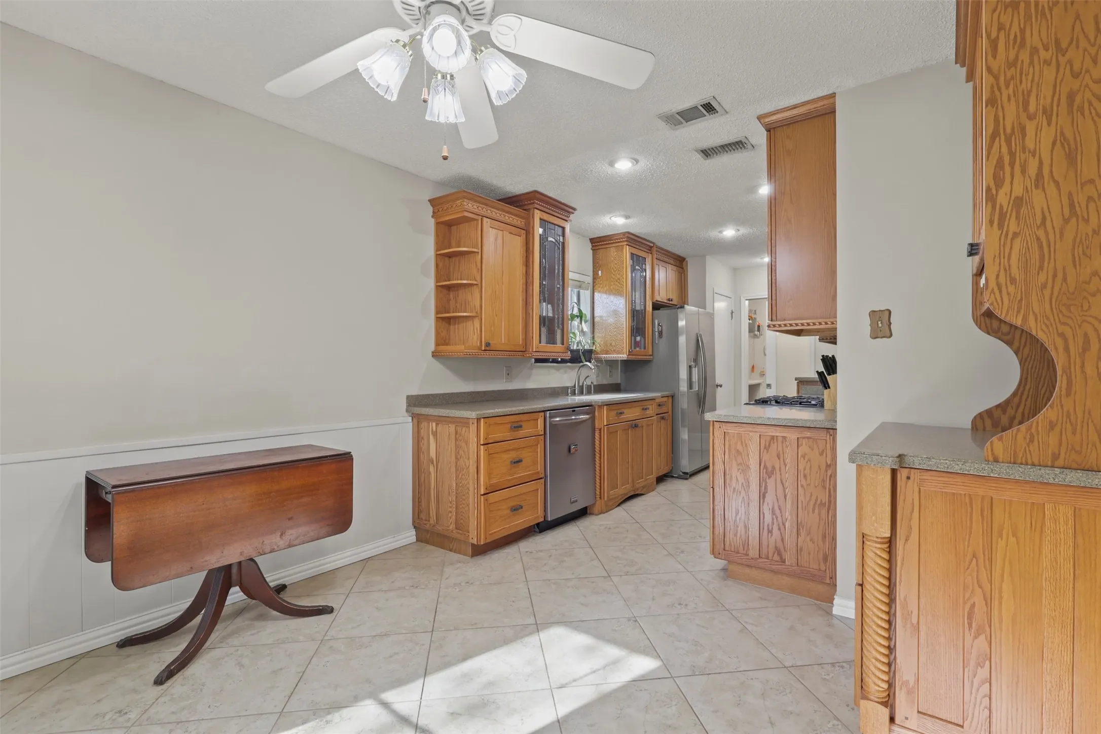 Single Family Residence For Sale in Dallas County , 409 Colonial Drive, Garland, Texas 75043, 3 Bedroom, 2 Bathroom, 2 Garage spaces, 1,450 Sqft, built in 1971, Price $244,900, mls#21207031, Real Estate Agent in Garland, Homes For Sale in Dallas county, Homes For Sale in Garland, Realtor in Garland Texas, Real Estate Brokerage Independent Realty Texas, Luminita Cordes Realtor