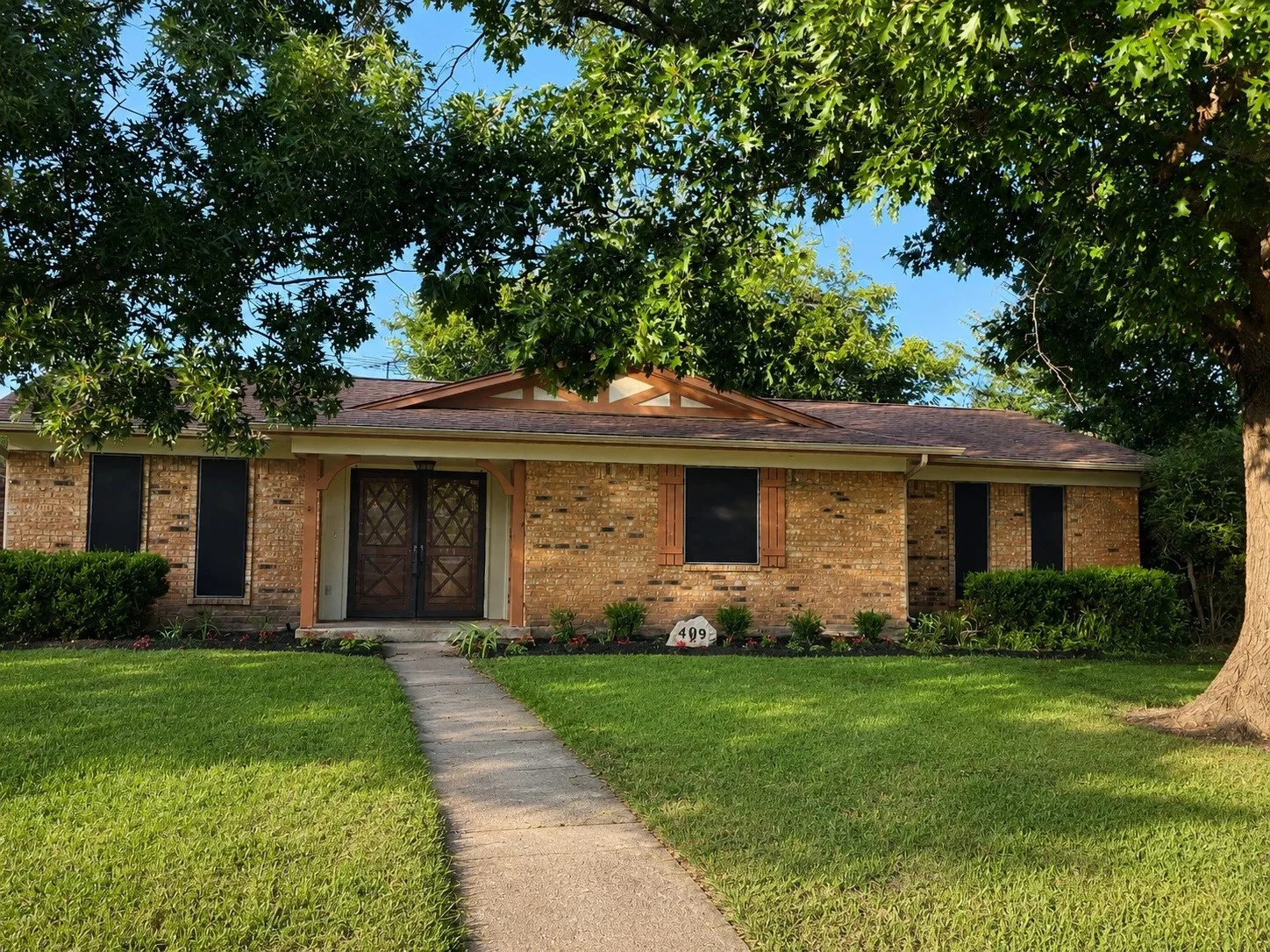 Single Family Residence For Sale in Dallas County , 409 Colonial Drive, Garland, Texas 75043, 3 Bedroom, 2 Bathroom, 2 Garage spaces, 1,450 Sqft, built in 1971, Price $244,900, mls#21207031, Real Estate Agent in Garland, Homes For Sale in Dallas county, Homes For Sale in Garland, Realtor in Garland Texas, Real Estate Brokerage Independent Realty Texas, Luminita Cordes Realtor