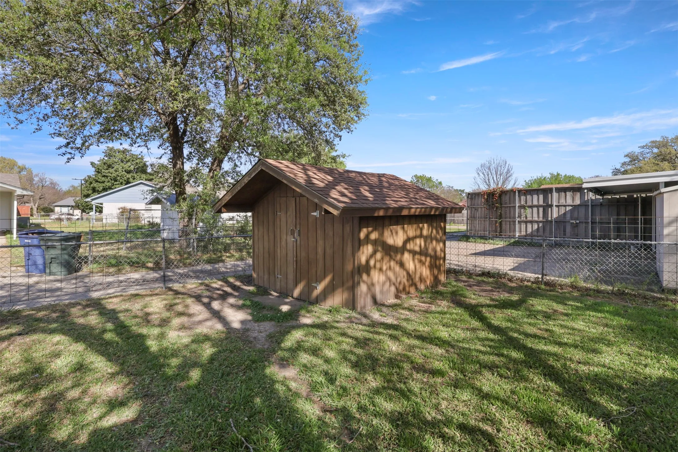 Single Family Residence For Sale in Dallas County , 409 Colonial Drive, Garland, Texas 75043, 3 Bedroom, 2 Bathroom, 2 Garage spaces, 1,450 Sqft, built in 1971, Price $244,900, mls#21207031, Real Estate Agent in Garland, Homes For Sale in Dallas county, Homes For Sale in Garland, Realtor in Garland Texas, Real Estate Brokerage Independent Realty Texas, Luminita Cordes Realtor