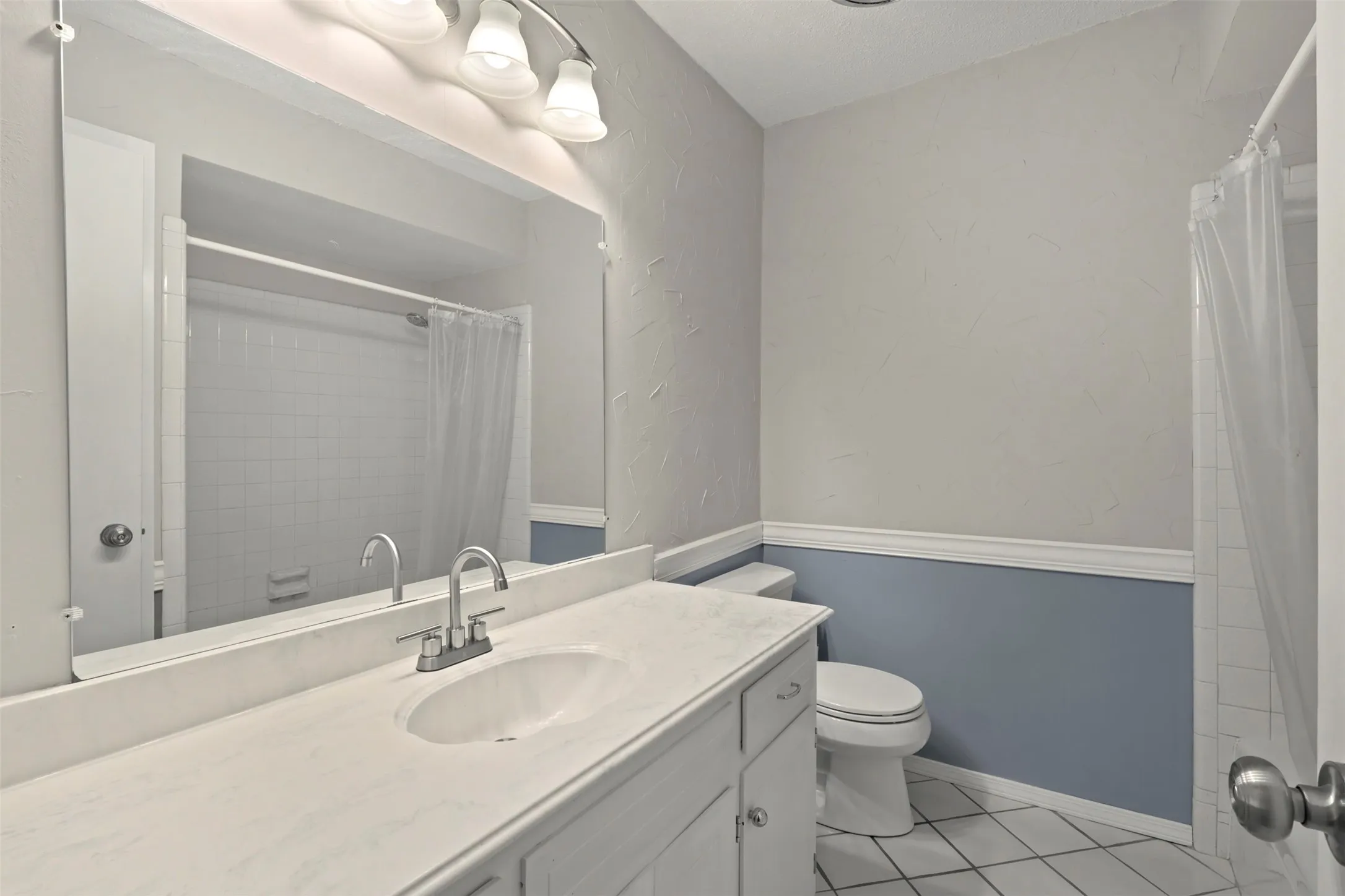Single Family Residence For Sale in Dallas County , 409 Colonial Drive, Garland, Texas 75043, 3 Bedroom, 2 Bathroom, 2 Garage spaces, 1,450 Sqft, built in 1971, Price $244,900, mls#21207031, Real Estate Agent in Garland, Homes For Sale in Dallas county, Homes For Sale in Garland, Realtor in Garland Texas, Real Estate Brokerage Independent Realty Texas, Luminita Cordes Realtor