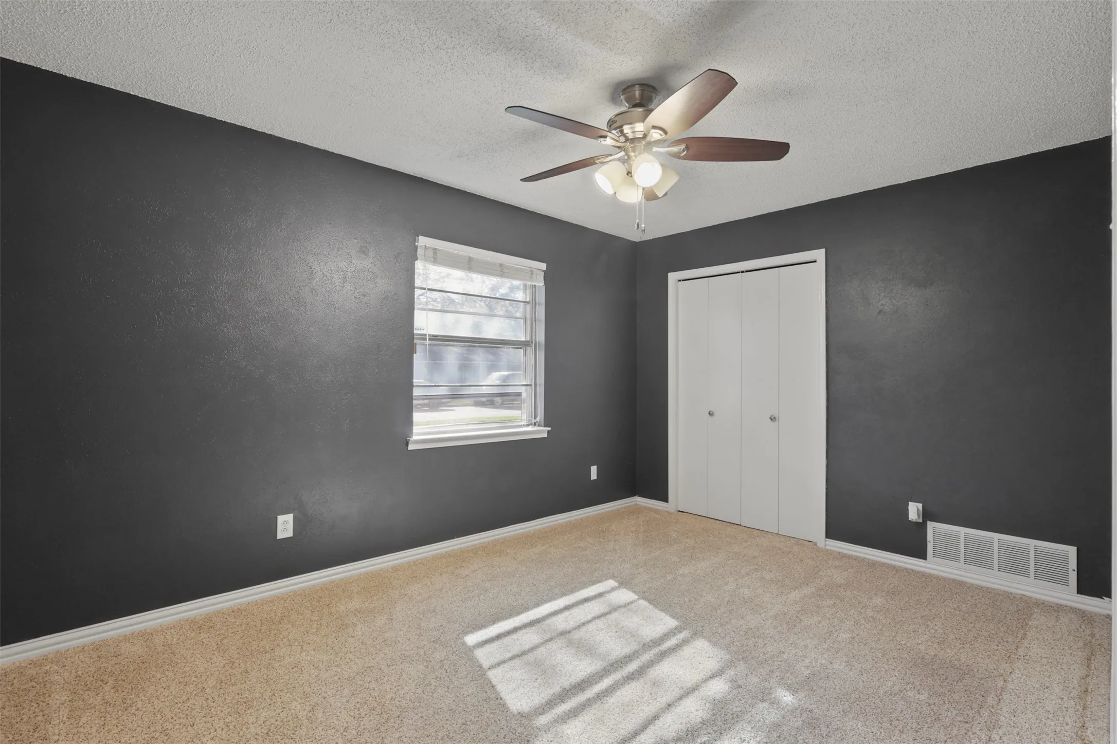 Single Family Residence For Sale in Dallas County , 409 Colonial Drive, Garland, Texas 75043, 3 Bedroom, 2 Bathroom, 2 Garage spaces, 1,450 Sqft, built in 1971, Price $244,900, mls#21207031, Real Estate Agent in Garland, Homes For Sale in Dallas county, Homes For Sale in Garland, Realtor in Garland Texas, Real Estate Brokerage Independent Realty Texas, Luminita Cordes Realtor