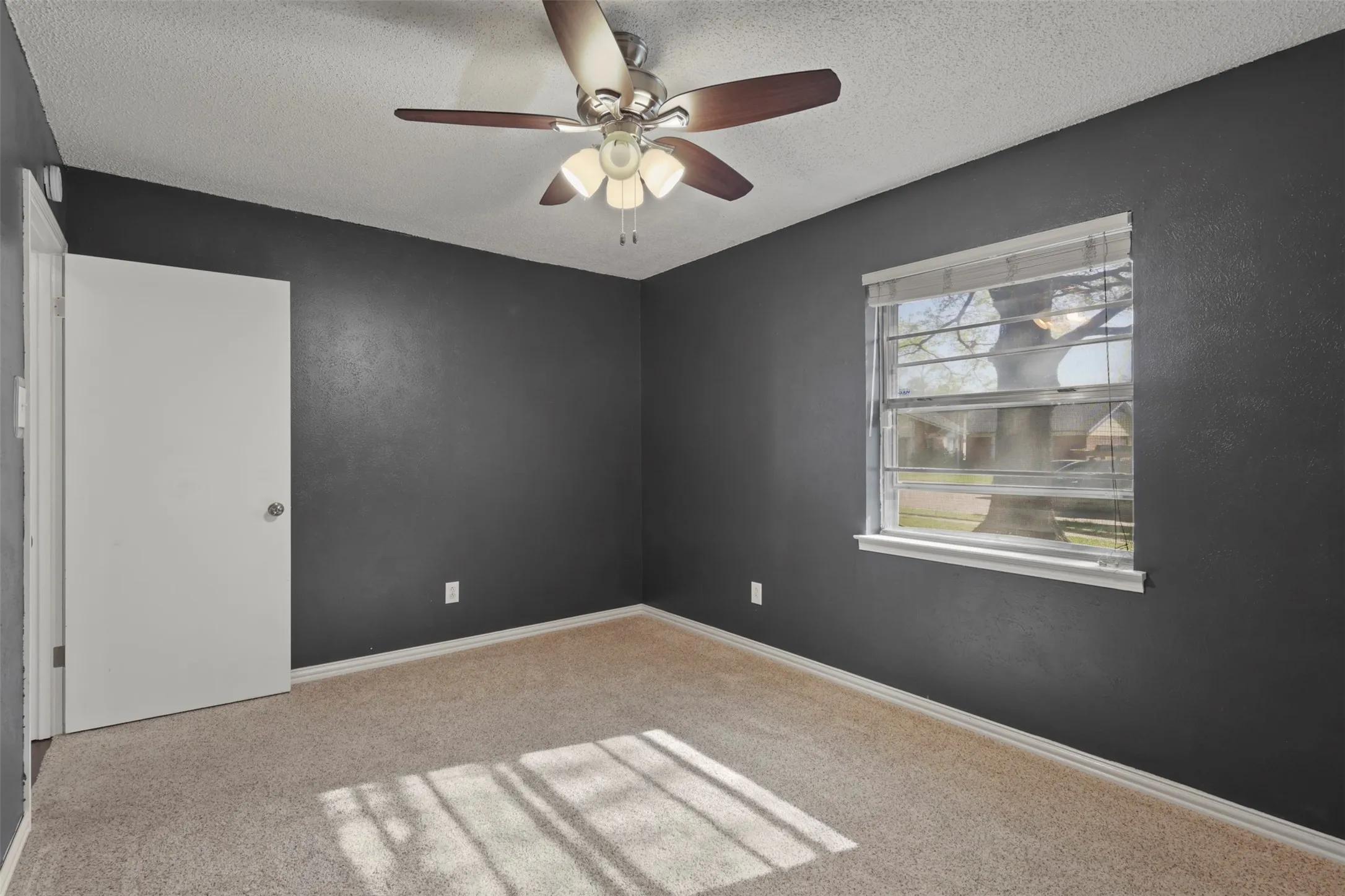 Single Family Residence For Sale in Dallas County , 409 Colonial Drive, Garland, Texas 75043, 3 Bedroom, 2 Bathroom, 2 Garage spaces, 1,450 Sqft, built in 1971, Price $244,900, mls#21207031, Real Estate Agent in Garland, Homes For Sale in Dallas county, Homes For Sale in Garland, Realtor in Garland Texas, Real Estate Brokerage Independent Realty Texas, Luminita Cordes Realtor