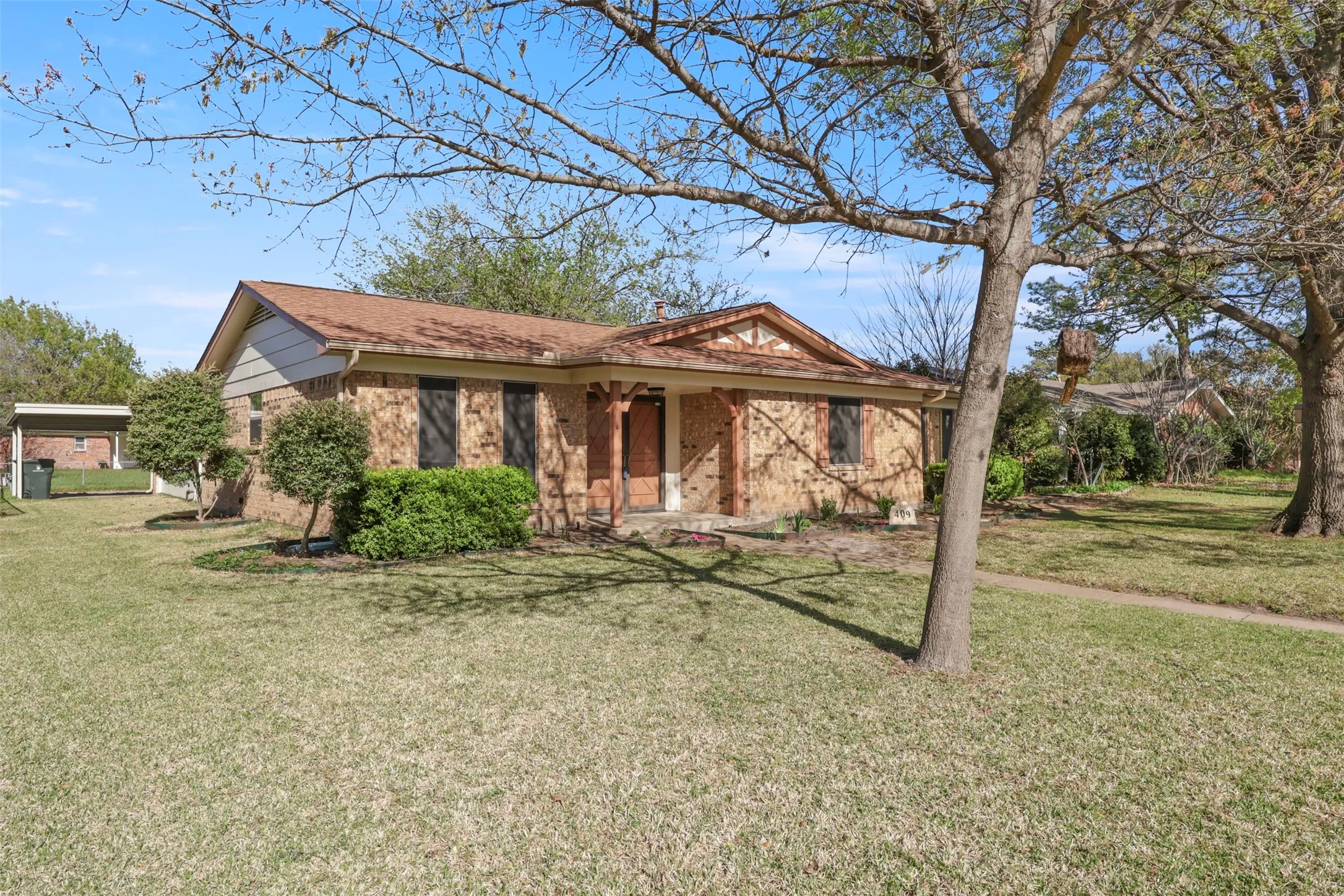 Single Family Residence For Sale in Dallas County , 409 Colonial Drive, Garland, Texas 75043, 3 Bedroom, 2 Bathroom, 2 Garage spaces, 1,450 Sqft, built in 1971, Price $244,900, mls#21207031, Real Estate Agent in Garland, Homes For Sale in Dallas county, Homes For Sale in Garland, Realtor in Garland Texas, Real Estate Brokerage Independent Realty Texas, Luminita Cordes Realtor