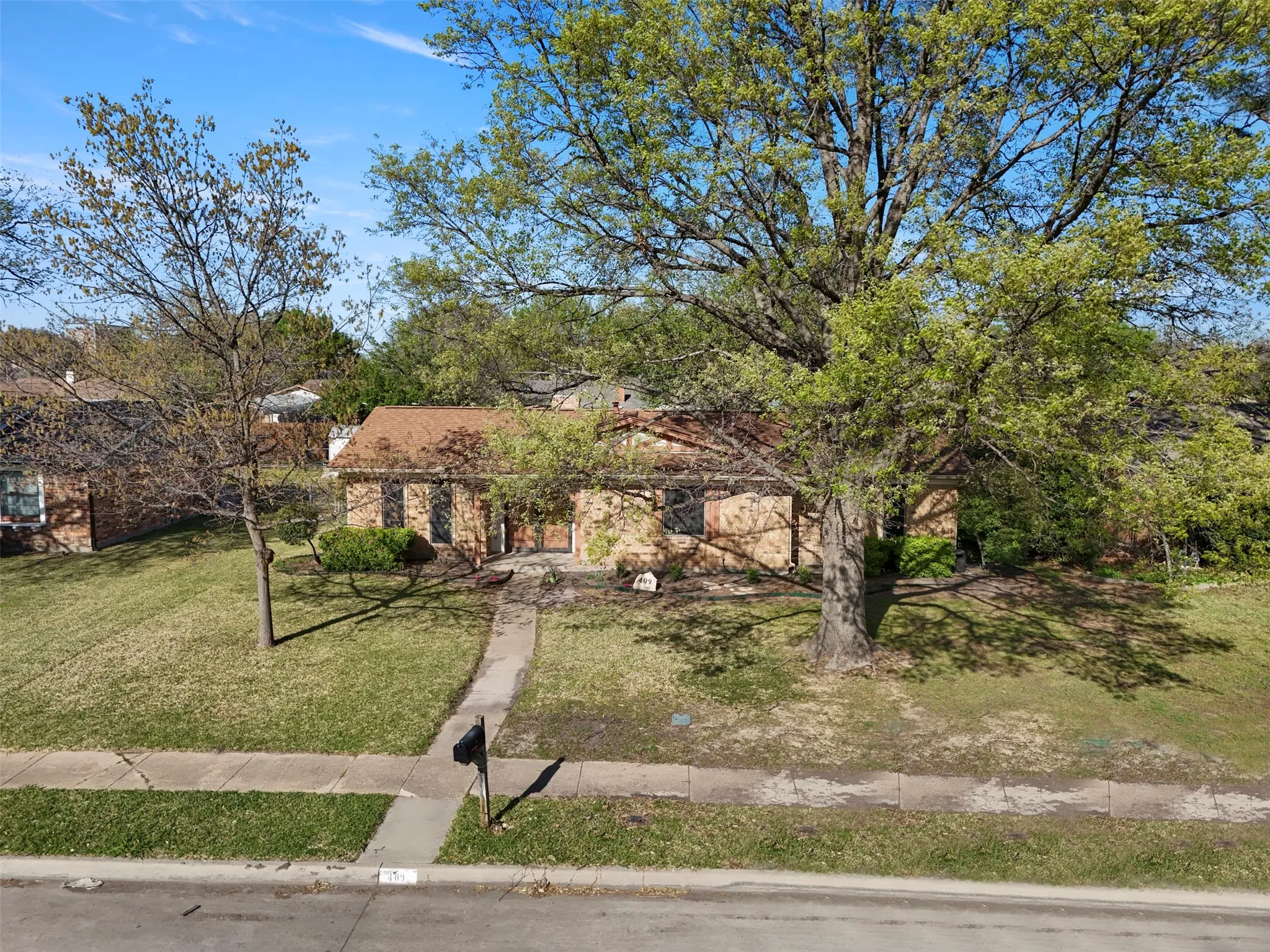 Single Family Residence For Sale in Dallas County , 409 Colonial Drive, Garland, Texas 75043, 3 Bedroom, 2 Bathroom, 2 Garage spaces, 1,450 Sqft, built in 1971, Price $244,900, mls#21207031, Real Estate Agent in Garland, Homes For Sale in Dallas county, Homes For Sale in Garland, Realtor in Garland Texas, Real Estate Brokerage Independent Realty Texas, Luminita Cordes Realtor