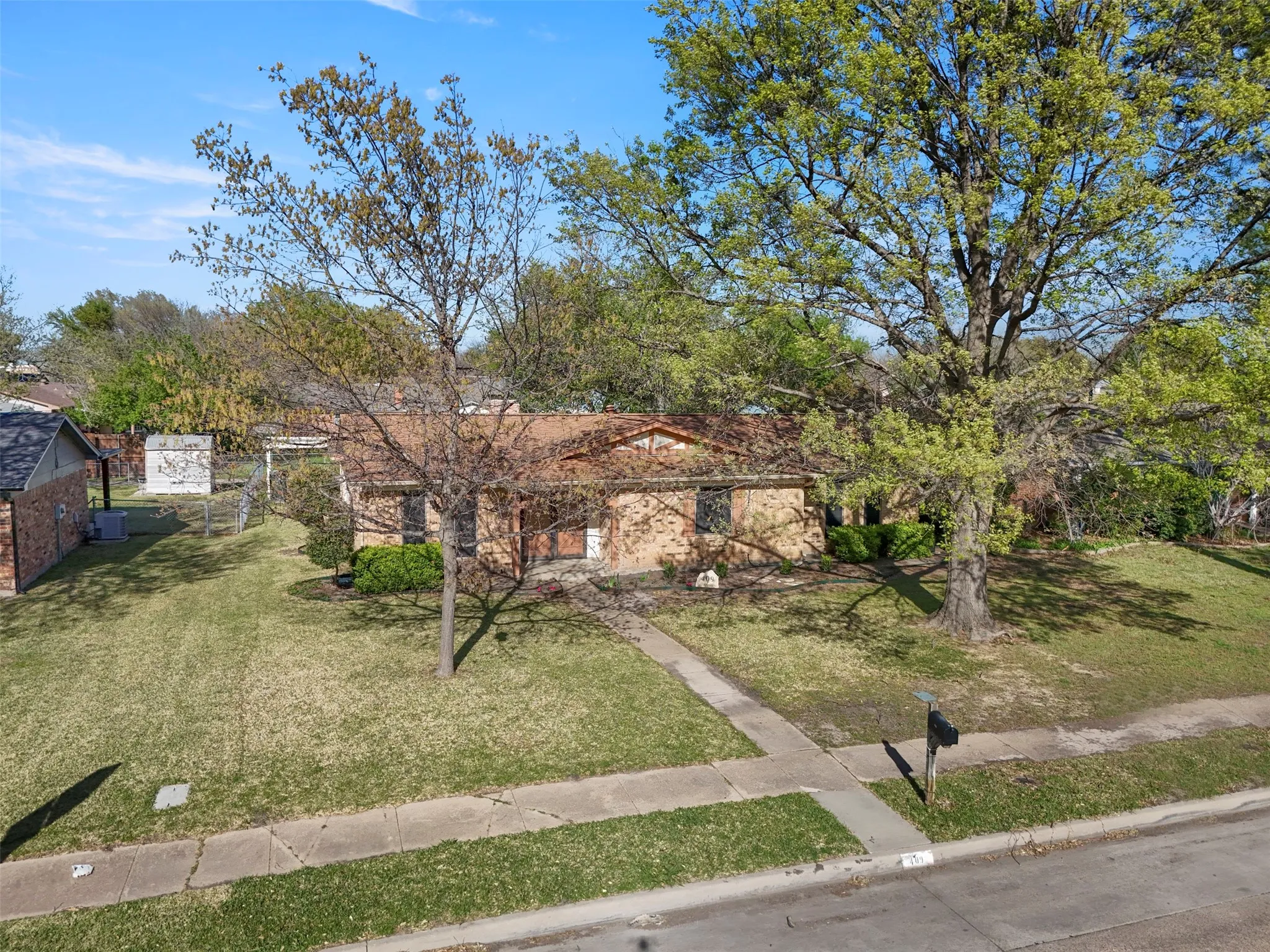 Single Family Residence For Sale in Dallas County , 409 Colonial Drive, Garland, Texas 75043, 3 Bedroom, 2 Bathroom, 2 Garage spaces, 1,450 Sqft, built in 1971, Price $244,900, mls#21207031, Real Estate Agent in Garland, Homes For Sale in Dallas county, Homes For Sale in Garland, Realtor in Garland Texas, Real Estate Brokerage Independent Realty Texas, Luminita Cordes Realtor