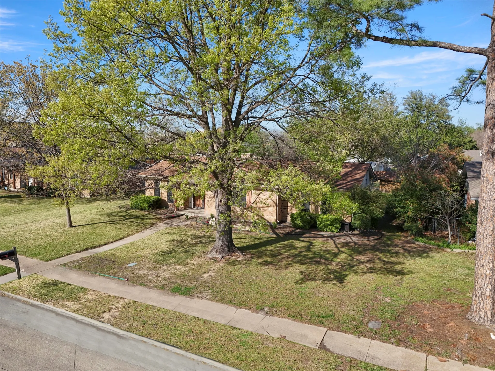 Single Family Residence For Sale in Dallas County , 409 Colonial Drive, Garland, Texas 75043, 3 Bedroom, 2 Bathroom, 2 Garage spaces, 1,450 Sqft, built in 1971, Price $244,900, mls#21207031, Real Estate Agent in Garland, Homes For Sale in Dallas county, Homes For Sale in Garland, Realtor in Garland Texas, Real Estate Brokerage Independent Realty Texas, Luminita Cordes Realtor