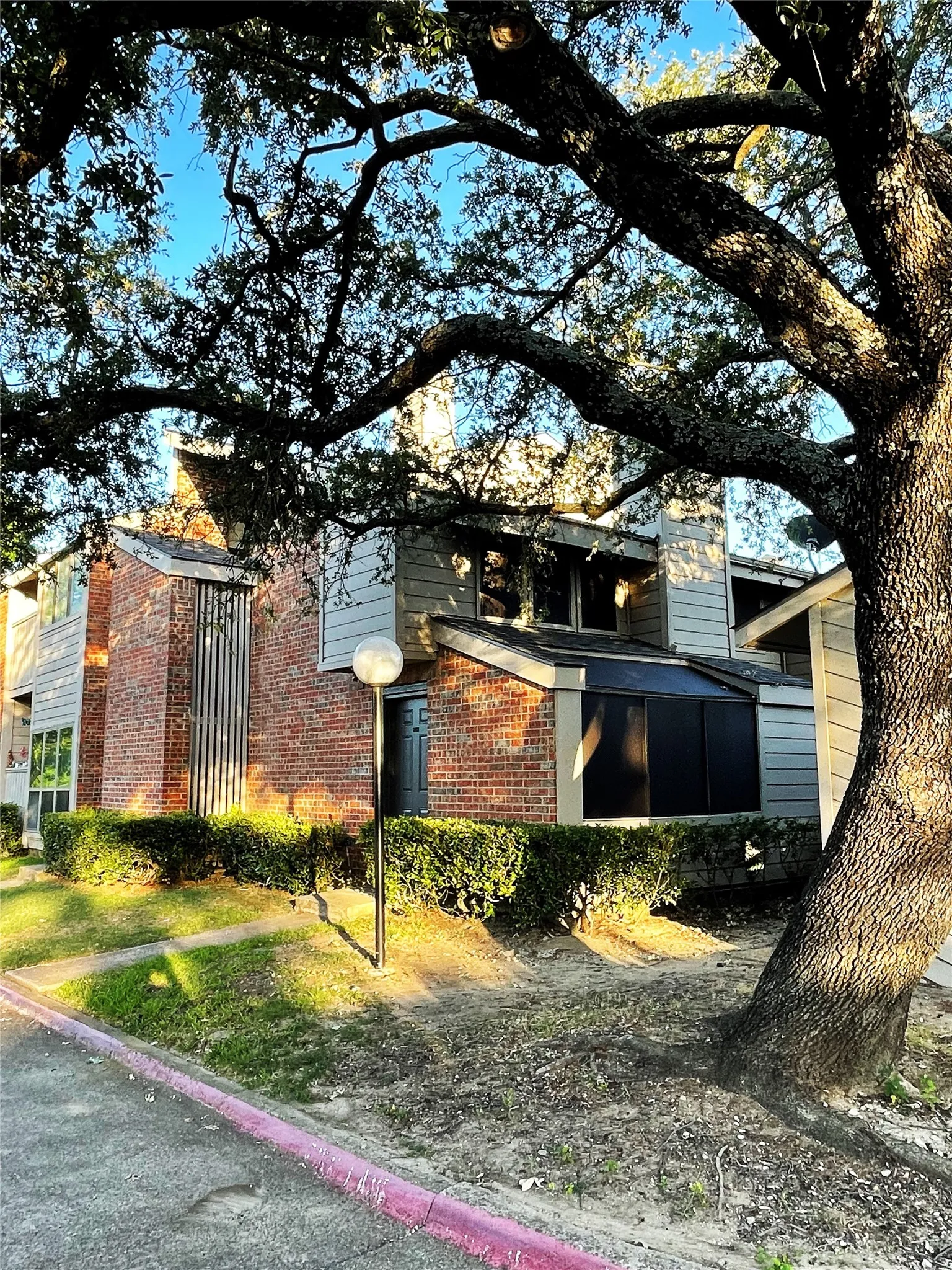 Condominium For Sale in Dallas County , 9600 Royal Lane 604, Dallas, Texas 75243, 2 Bedroom, 2 Bathroom, Garage spaces, 1,064 Sqft, built in 1983, mls#21210611, Real Estate Agent in Dallas, Homes For Sale in Dallas county, Homes For Sale in Dallas, Realtor in Dallas Texas, Real Estate Brokerage Independent Realty Texas, Luminita Cordes Realtor
