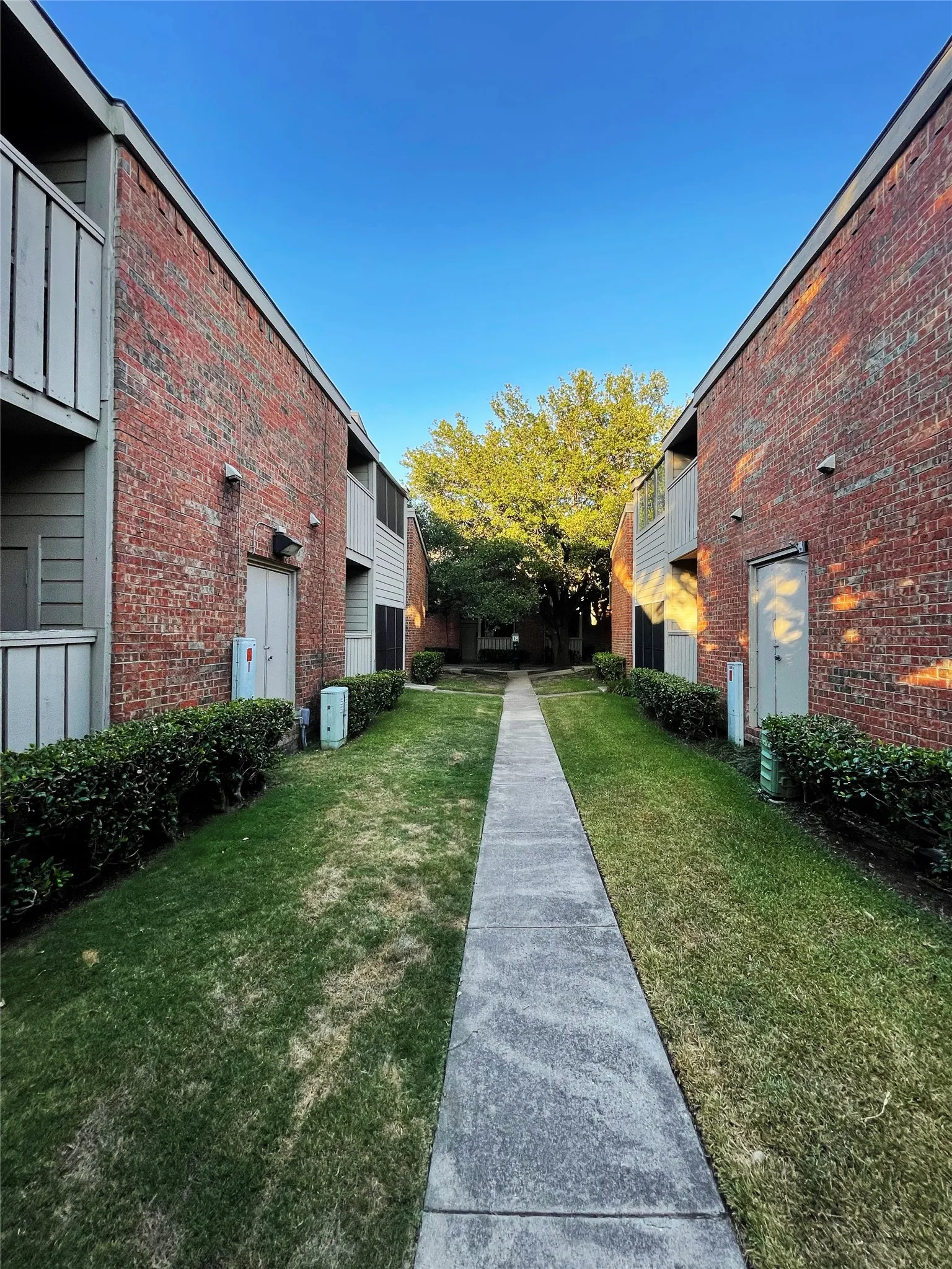 Condominium For Sale in Dallas County , 9600 Royal Lane 604, Dallas, Texas 75243, 2 Bedroom, 2 Bathroom, Garage spaces, 1,064 Sqft, built in 1983, mls#21210611, Real Estate Agent in Dallas, Homes For Sale in Dallas county, Homes For Sale in Dallas, Realtor in Dallas Texas, Real Estate Brokerage Independent Realty Texas, Luminita Cordes Realtor