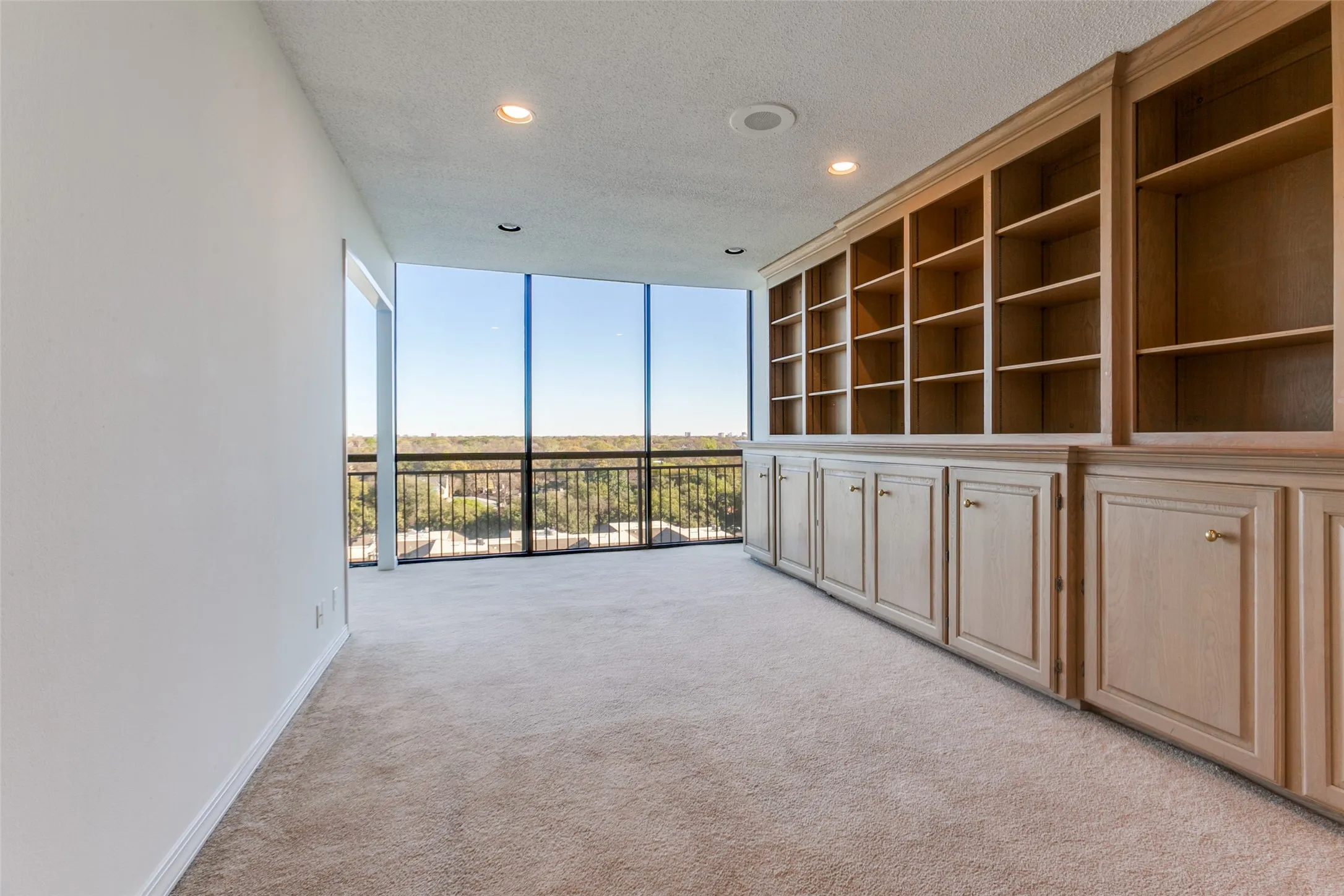 2nd living area that could be a den or office.