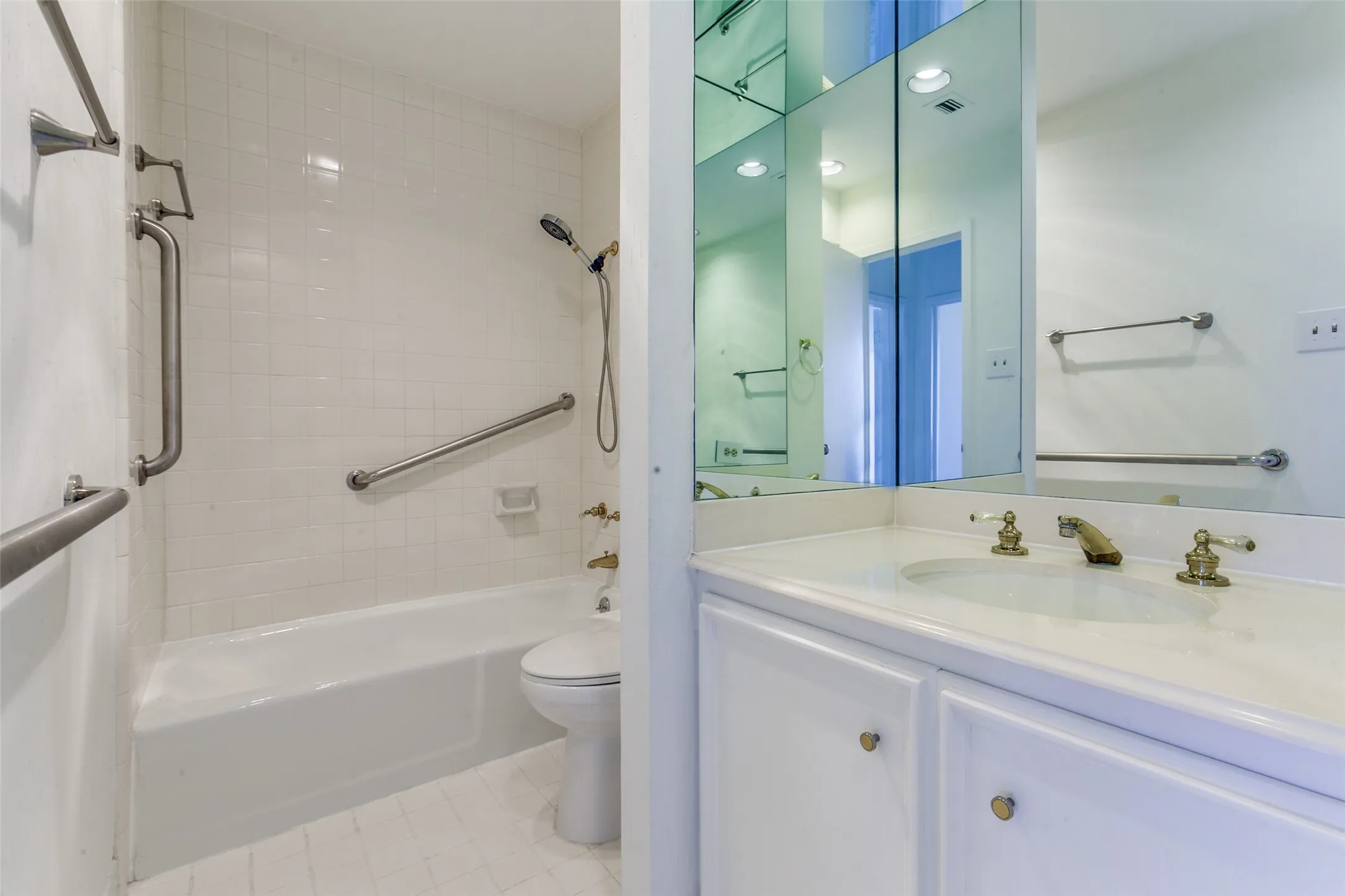 View of 2nd bathroom.