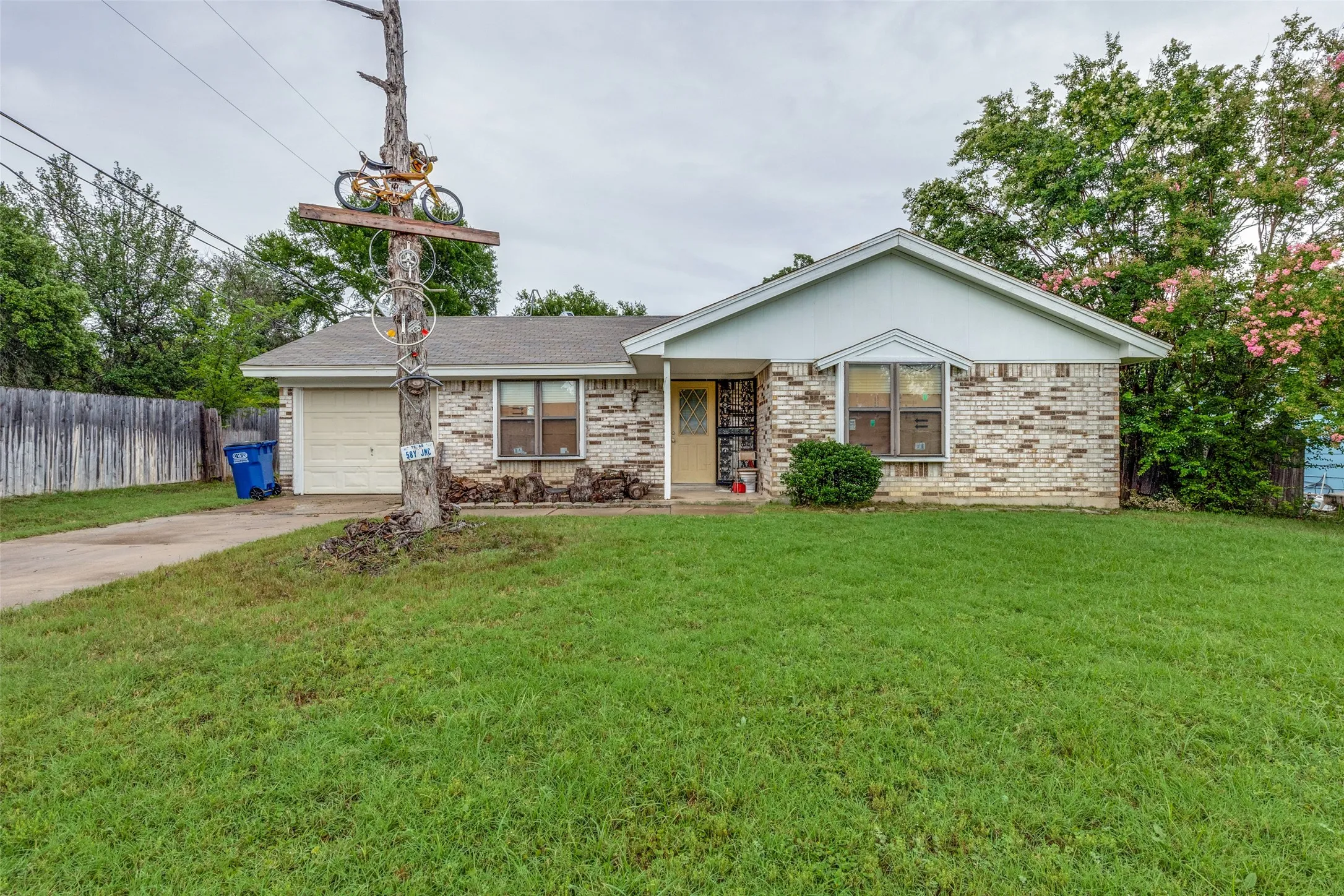 Single Family Residence For Sale in Tarrant County , 101 Gordon Drive, Azle, Texas 76020, 2 Bedroom, 1 Bathroom, 1 Garage spaces, 987 Sqft, built in 1982, mls#21210533, Real Estate Agent in Azle, Homes For Sale in Tarrant county, Homes For Sale in Azle, Realtor in Azle Texas, Real Estate Brokerage Independent Realty Texas, Luminita Cordes Realtor