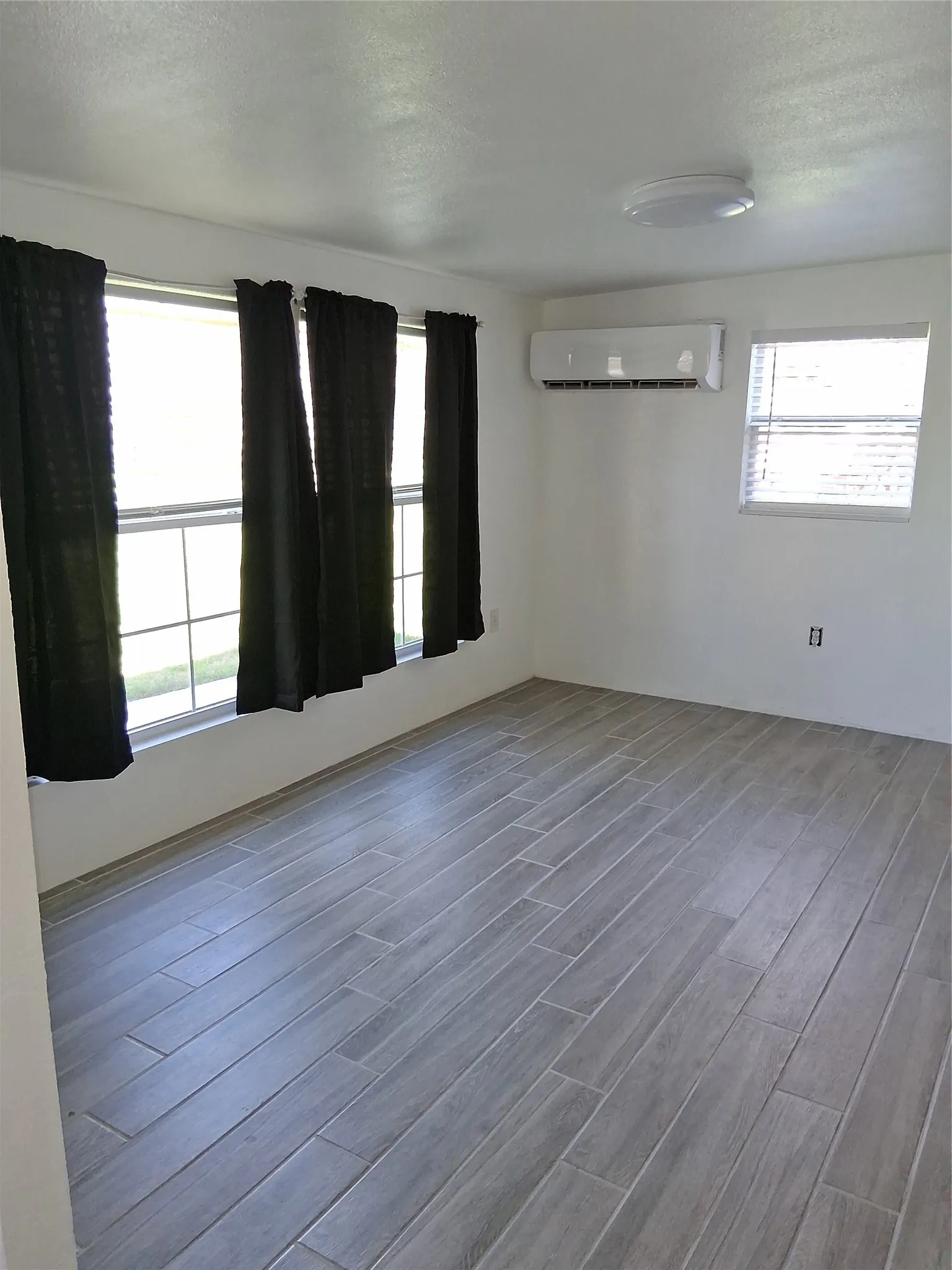 Single Family Residence For Sale in Hood County , 2807 Comanche Trail, Weatherford, Texas 76087, 3 Bedroom, 3 Bathroom, Garage spaces, 1,710 Sqft, built in 2010, mls#21210764, Real Estate Agent in Weatherford, Homes For Sale in Hood county, Homes For Sale in Weatherford, Realtor in Weatherford Texas, Real Estate Brokerage Independent Realty Texas, Luminita Cordes Realtor