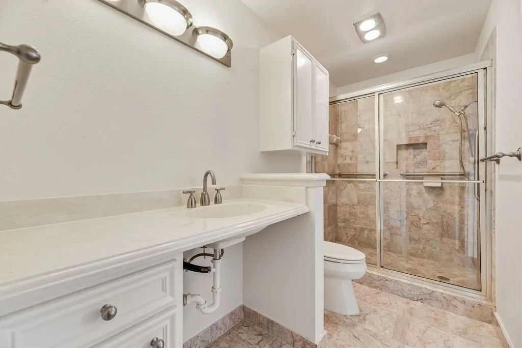 Single Family Residence For Rent in Dallas County , 6943 Mill Falls Drive, Dallas, Texas 75248, 3 Bedroom, 3 Bathroom, 2 Garage spaces, 1,951 Sqft, built in 1975, mls#21210870, Real Estate Agent in Dallas, Homes For Rent in Dallas county, Homes For Rent in Dallas, Realtor in Dallas Texas, Real Estate Brokerage Independent Realty Texas, Luminita Cordes Realtor