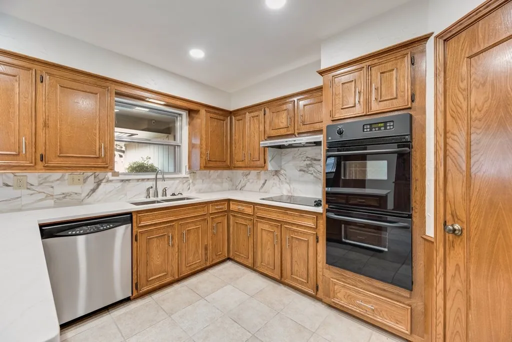 Single Family Residence For Rent in Dallas County , 6943 Mill Falls Drive, Dallas, Texas 75248, 3 Bedroom, 3 Bathroom, 2 Garage spaces, 1,951 Sqft, built in 1975, mls#21210870, Real Estate Agent in Dallas, Homes For Rent in Dallas county, Homes For Rent in Dallas, Realtor in Dallas Texas, Real Estate Brokerage Independent Realty Texas, Luminita Cordes Realtor