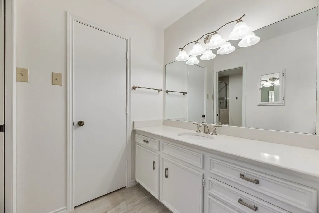 Single Family Residence For Rent in Dallas County , 6943 Mill Falls Drive, Dallas, Texas 75248, 3 Bedroom, 3 Bathroom, 2 Garage spaces, 1,951 Sqft, built in 1975, mls#21210870, Real Estate Agent in Dallas, Homes For Rent in Dallas county, Homes For Rent in Dallas, Realtor in Dallas Texas, Real Estate Brokerage Independent Realty Texas, Luminita Cordes Realtor