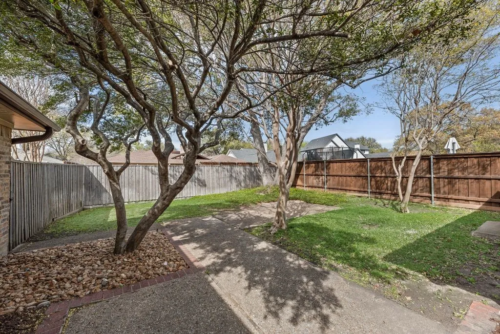 Single Family Residence For Rent in Dallas County , 6943 Mill Falls Drive, Dallas, Texas 75248, 3 Bedroom, 3 Bathroom, 2 Garage spaces, 1,951 Sqft, built in 1975, mls#21210870, Real Estate Agent in Dallas, Homes For Rent in Dallas county, Homes For Rent in Dallas, Realtor in Dallas Texas, Real Estate Brokerage Independent Realty Texas, Luminita Cordes Realtor