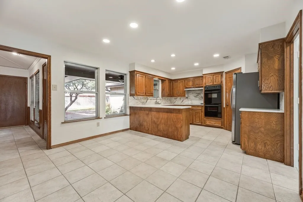 Single Family Residence For Rent in Dallas County , 6943 Mill Falls Drive, Dallas, Texas 75248, 3 Bedroom, 3 Bathroom, 2 Garage spaces, 1,951 Sqft, built in 1975, mls#21210870, Real Estate Agent in Dallas, Homes For Rent in Dallas county, Homes For Rent in Dallas, Realtor in Dallas Texas, Real Estate Brokerage Independent Realty Texas, Luminita Cordes Realtor