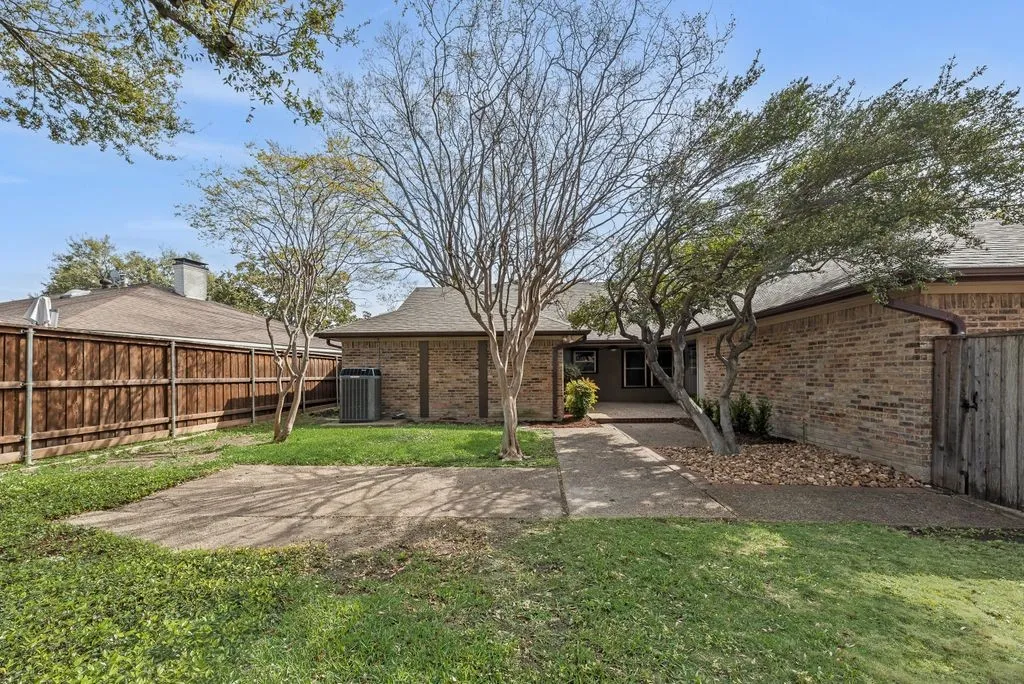Single Family Residence For Rent in Dallas County , 6943 Mill Falls Drive, Dallas, Texas 75248, 3 Bedroom, 3 Bathroom, 2 Garage spaces, 1,951 Sqft, built in 1975, mls#21210870, Real Estate Agent in Dallas, Homes For Rent in Dallas county, Homes For Rent in Dallas, Realtor in Dallas Texas, Real Estate Brokerage Independent Realty Texas, Luminita Cordes Realtor