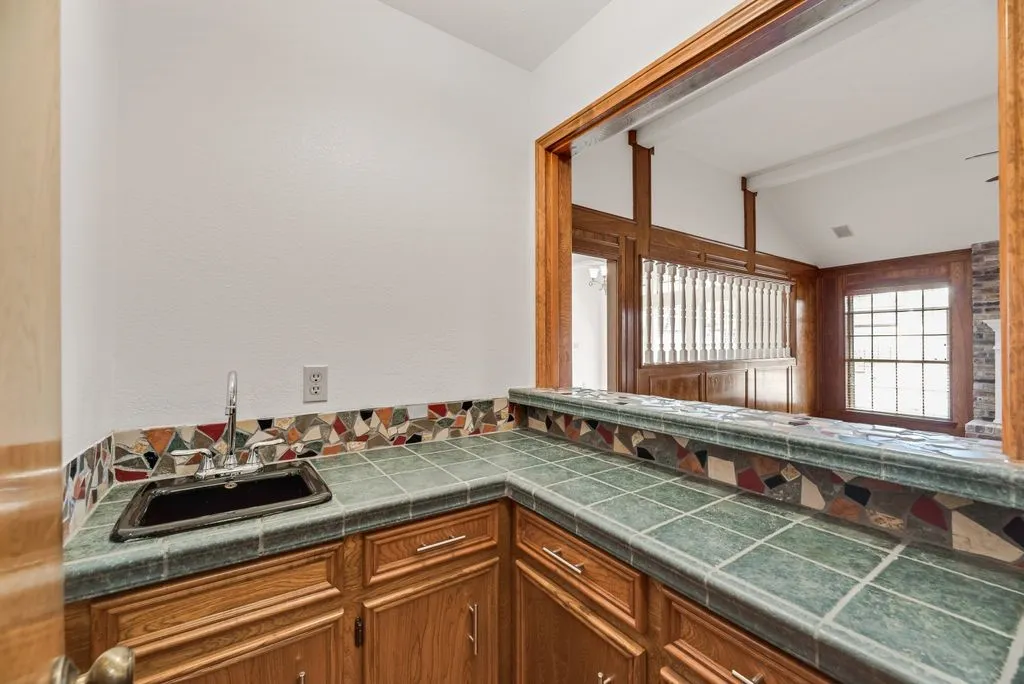Single Family Residence For Rent in Dallas County , 6943 Mill Falls Drive, Dallas, Texas 75248, 3 Bedroom, 3 Bathroom, 2 Garage spaces, 1,951 Sqft, built in 1975, mls#21210870, Real Estate Agent in Dallas, Homes For Rent in Dallas county, Homes For Rent in Dallas, Realtor in Dallas Texas, Real Estate Brokerage Independent Realty Texas, Luminita Cordes Realtor