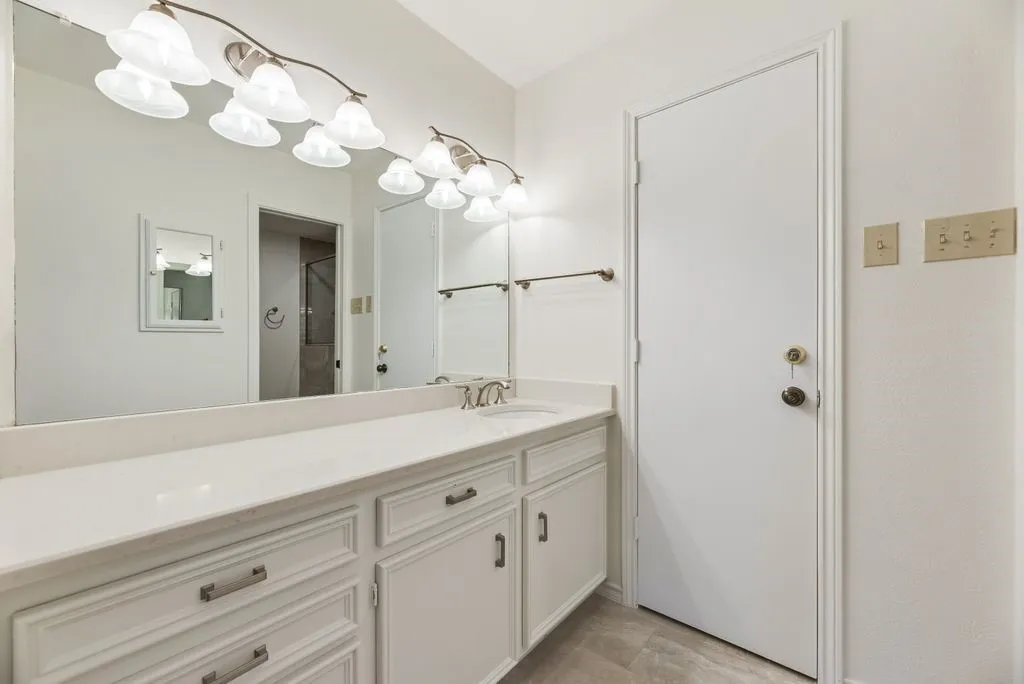 Single Family Residence For Rent in Dallas County , 6943 Mill Falls Drive, Dallas, Texas 75248, 3 Bedroom, 3 Bathroom, 2 Garage spaces, 1,951 Sqft, built in 1975, mls#21210870, Real Estate Agent in Dallas, Homes For Rent in Dallas county, Homes For Rent in Dallas, Realtor in Dallas Texas, Real Estate Brokerage Independent Realty Texas, Luminita Cordes Realtor