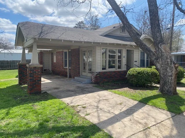 Single Family Residence For Sale in Brown County , 708 Prater Street, Brownwood, Texas 76801, 2 Bedroom, 1 Bathroom, Garage spaces, 1,195 Sqft, built in 0, mls#21211005, Real Estate Agent in Brownwood, Homes For Sale in Brown county, Homes For Sale in Brownwood, Realtor in Brownwood Texas, Real Estate Brokerage Independent Realty Texas, Luminita Cordes Realtor