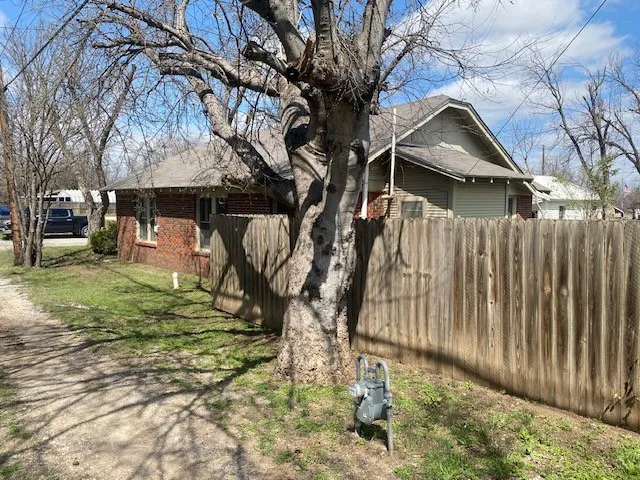 Single Family Residence For Sale in Brown County , 708 Prater Street, Brownwood, Texas 76801, 2 Bedroom, 1 Bathroom, Garage spaces, 1,195 Sqft, built in 0, mls#21211005, Real Estate Agent in Brownwood, Homes For Sale in Brown county, Homes For Sale in Brownwood, Realtor in Brownwood Texas, Real Estate Brokerage Independent Realty Texas, Luminita Cordes Realtor
