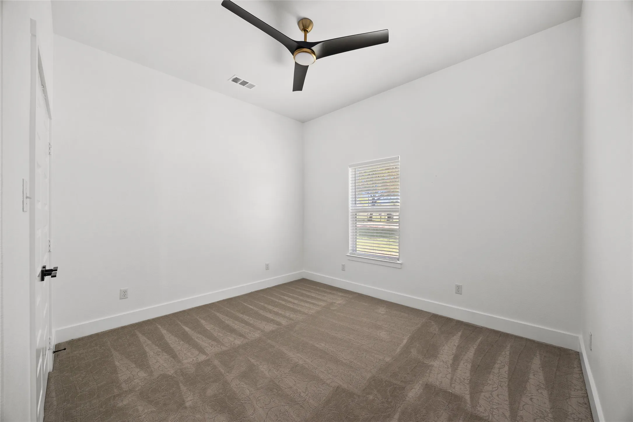 Single Family Residence For Sale in Kaufman County , 302 E Glenwood, Mabank, Texas 75147, 3 Bedroom, 2 Bathroom, 2 Garage spaces, 1,810 Sqft, built in 2025, New Construction - Complete, Price $329,000, mls#21202317, Real Estate Agent in Mabank, Homes For Sale in Kaufman county, Homes For Sale in Mabank, Realtor in Mabank Texas, Real Estate Brokerage Independent Realty Texas, Luminita Cordes Realtor