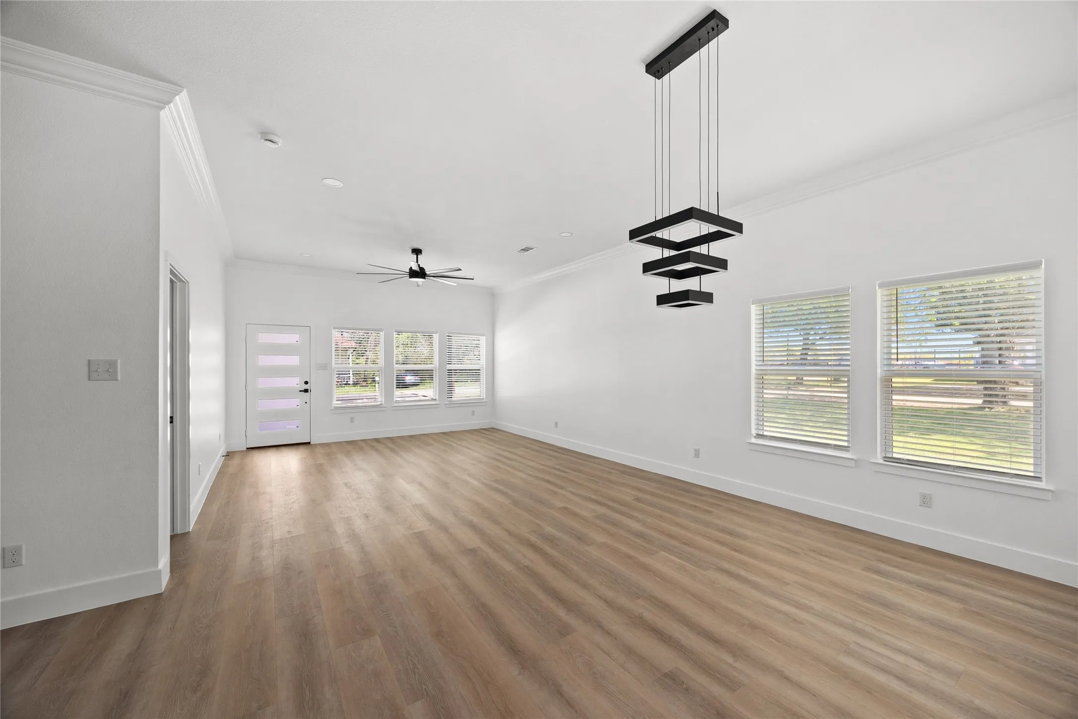 Single Family Residence For Sale in Kaufman County , 302 E Glenwood, Mabank, Texas 75147, 3 Bedroom, 2 Bathroom, 2 Garage spaces, 1,810 Sqft, built in 2025, New Construction - Complete, Price $329,000, mls#21202317, Real Estate Agent in Mabank, Homes For Sale in Kaufman county, Homes For Sale in Mabank, Realtor in Mabank Texas, Real Estate Brokerage Independent Realty Texas, Luminita Cordes Realtor