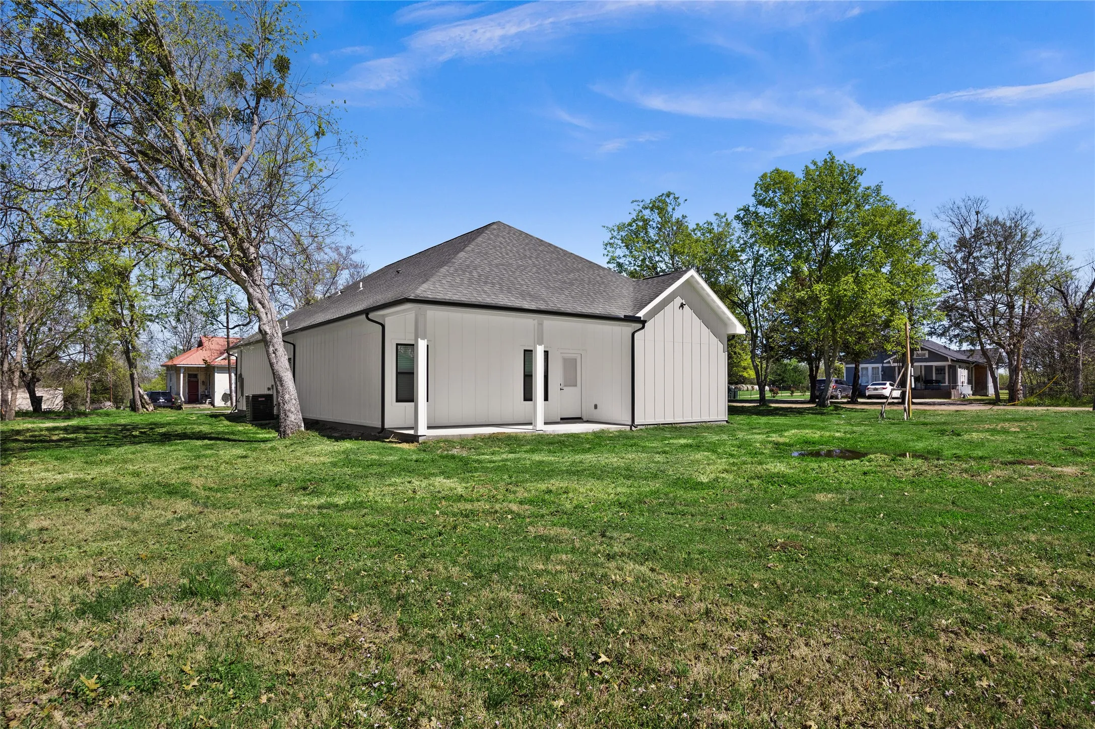 Single Family Residence For Sale in Kaufman County , 302 E Glenwood, Mabank, Texas 75147, 3 Bedroom, 2 Bathroom, 2 Garage spaces, 1,810 Sqft, built in 2025, New Construction - Complete, Price $329,000, mls#21202317, Real Estate Agent in Mabank, Homes For Sale in Kaufman county, Homes For Sale in Mabank, Realtor in Mabank Texas, Real Estate Brokerage Independent Realty Texas, Luminita Cordes Realtor