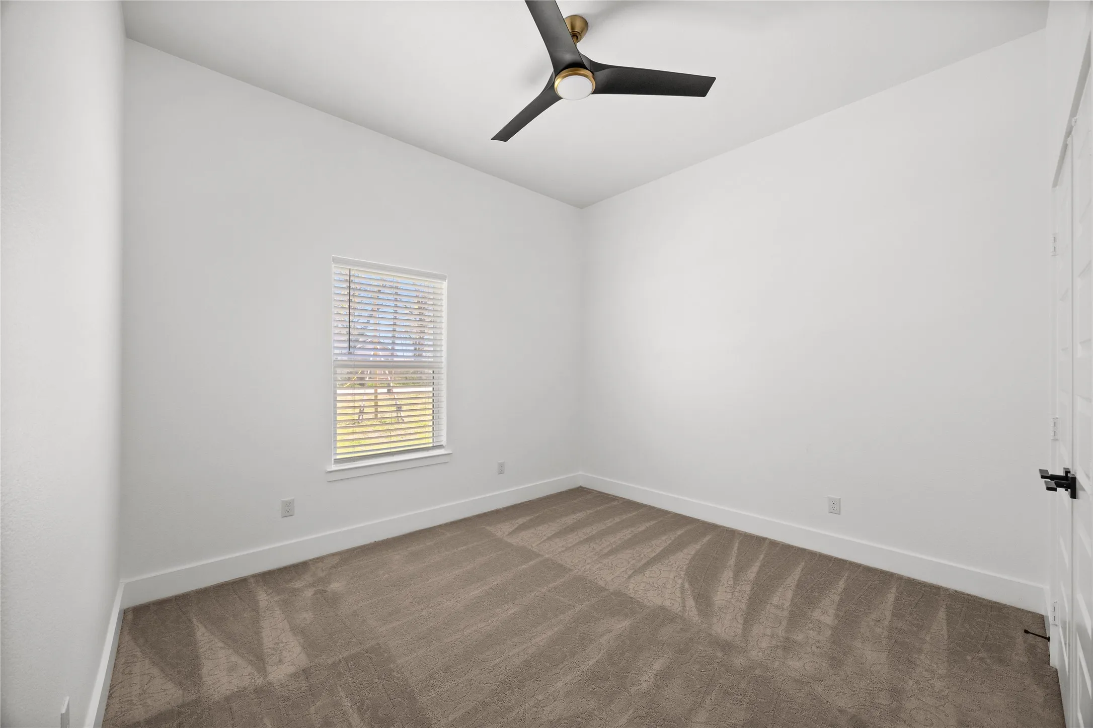 Single Family Residence For Sale in Kaufman County , 302 E Glenwood, Mabank, Texas 75147, 3 Bedroom, 2 Bathroom, 2 Garage spaces, 1,810 Sqft, built in 2025, New Construction - Complete, Price $329,000, mls#21202317, Real Estate Agent in Mabank, Homes For Sale in Kaufman county, Homes For Sale in Mabank, Realtor in Mabank Texas, Real Estate Brokerage Independent Realty Texas, Luminita Cordes Realtor