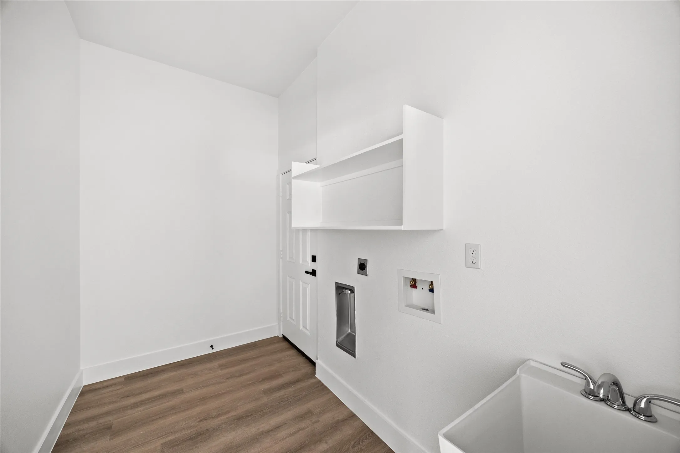 Single Family Residence For Sale in Kaufman County , 302 E Glenwood, Mabank, Texas 75147, 3 Bedroom, 2 Bathroom, 2 Garage spaces, 1,810 Sqft, built in 2025, New Construction - Complete, Price $329,000, mls#21202317, Real Estate Agent in Mabank, Homes For Sale in Kaufman county, Homes For Sale in Mabank, Realtor in Mabank Texas, Real Estate Brokerage Independent Realty Texas, Luminita Cordes Realtor