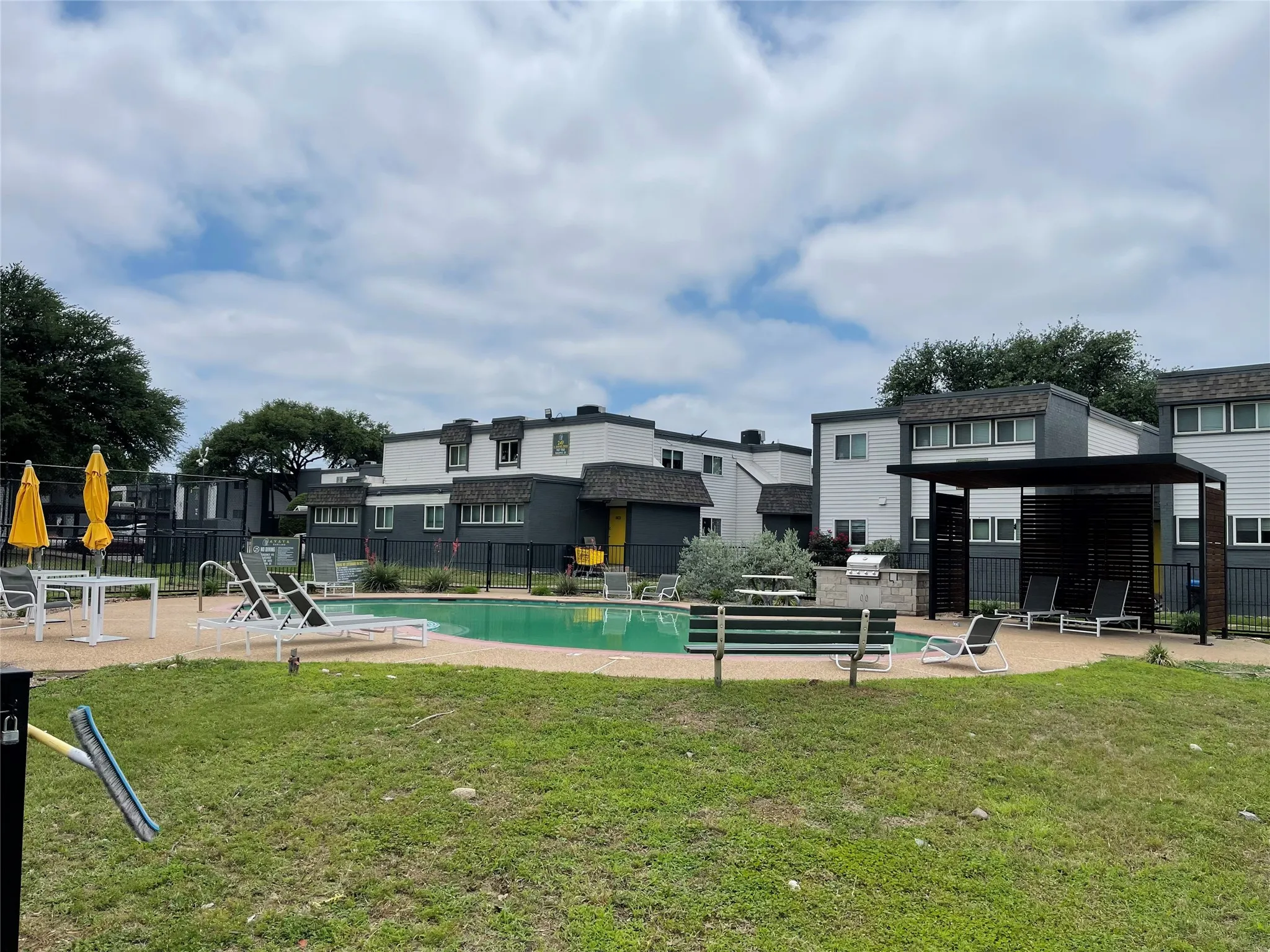 Apartment For Rent in Dallas County , 3300 Edgewood Drive, Garland, Texas 75042, 2 Bedroom, 2 Bathroom, Garage spaces, 1,008 Sqft, built in 1969, mls#21211237, Real Estate Agent in Garland, Homes For Rent in Dallas county, Homes For Rent in Garland, Realtor in Garland Texas, Real Estate Brokerage Independent Realty Texas, Luminita Cordes Realtor