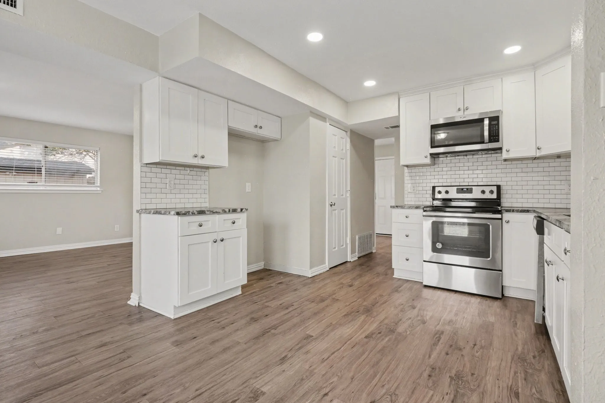 Eat-In Kitchen