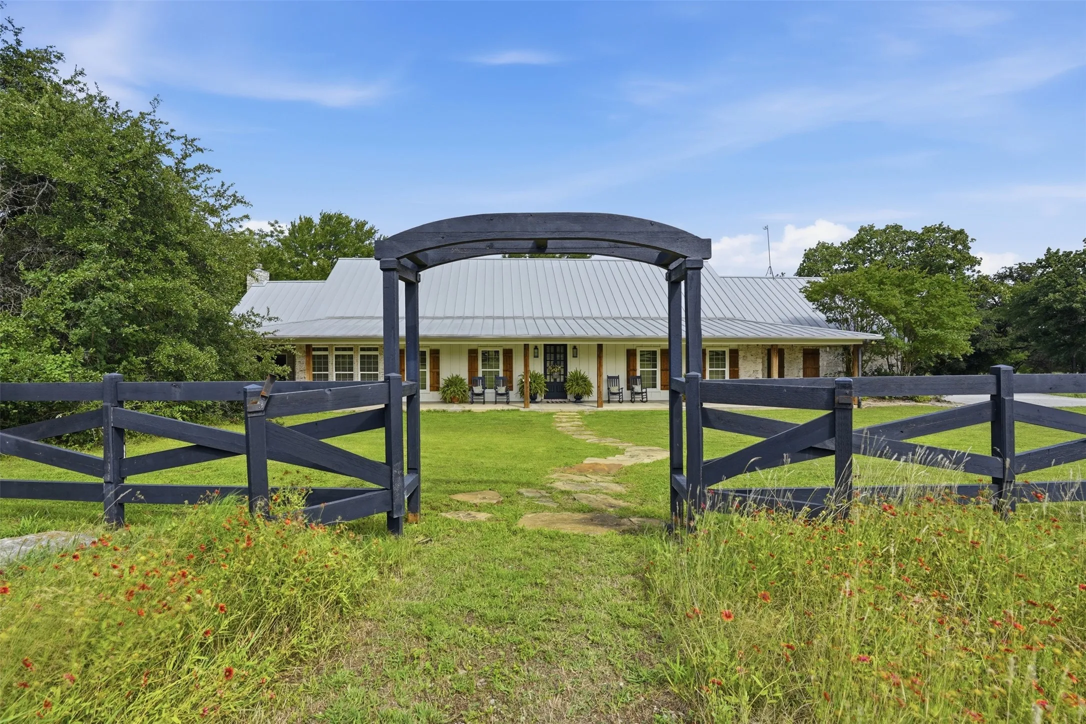 Single Family Residence For Sale in Hood County , 2151 Lipan Highway, Granbury, Texas 76048, 3 Bedroom, 4 Bathroom, 2 Garage spaces, 3,819 Sqft, built in 2016, Preowned, mls#21211156, Real Estate Agent in Granbury, Homes For Sale in Hood county, Homes For Sale in Granbury, Realtor in Granbury Texas, Real Estate Brokerage Independent Realty Texas, Luminita Cordes Realtor