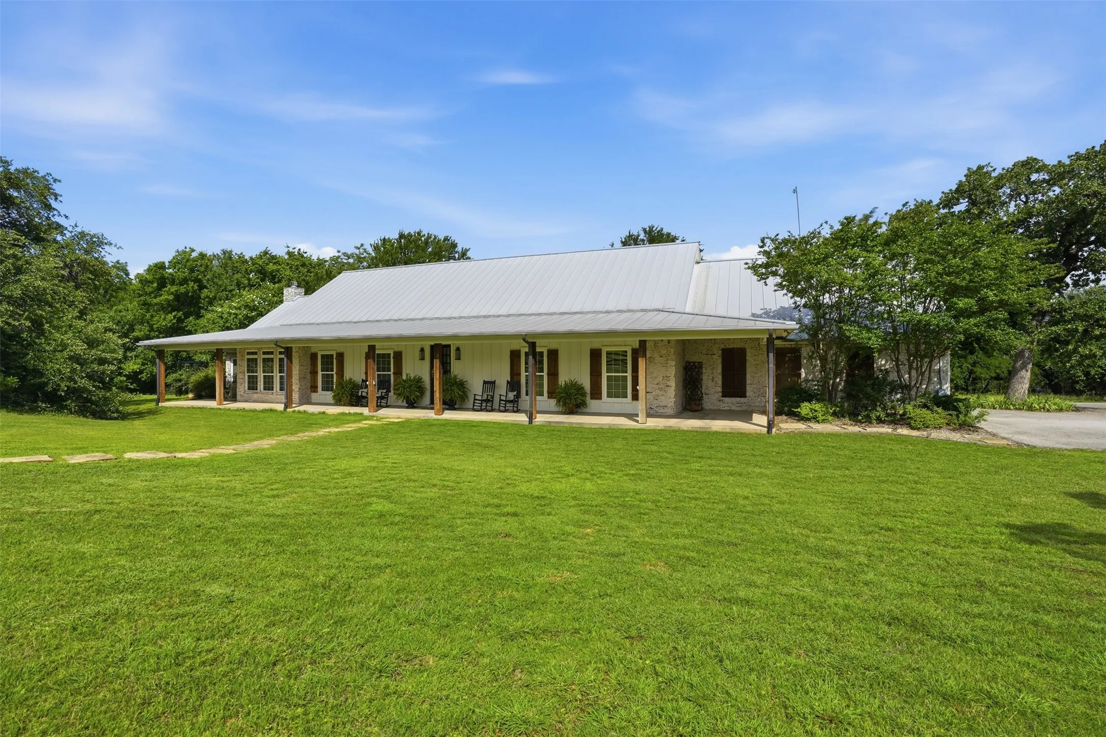 Single Family Residence For Sale in Hood County , 2151 Lipan Highway, Granbury, Texas 76048, 3 Bedroom, 4 Bathroom, 2 Garage spaces, 3,819 Sqft, built in 2016, Preowned, mls#21211156, Real Estate Agent in Granbury, Homes For Sale in Hood county, Homes For Sale in Granbury, Realtor in Granbury Texas, Real Estate Brokerage Independent Realty Texas, Luminita Cordes Realtor