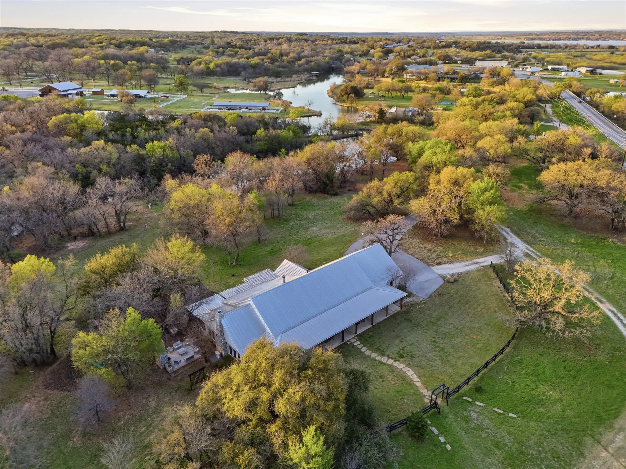 Single Family Residence For Sale in Hood County , 2151 Lipan Highway, Granbury, Texas 76048, 3 Bedroom, 4 Bathroom, 2 Garage spaces, 3,819 Sqft, built in 2016, Preowned, mls#21211156, Real Estate Agent in Granbury, Homes For Sale in Hood county, Homes For Sale in Granbury, Realtor in Granbury Texas, Real Estate Brokerage Independent Realty Texas, Luminita Cordes Realtor