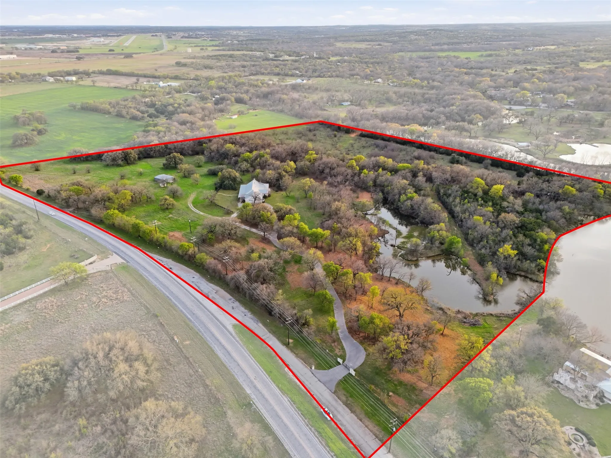 Single Family Residence For Sale in Hood County , 2151 Lipan Highway, Granbury, Texas 76048, 3 Bedroom, 4 Bathroom, 2 Garage spaces, 3,819 Sqft, built in 2016, Preowned, mls#21211156, Real Estate Agent in Granbury, Homes For Sale in Hood county, Homes For Sale in Granbury, Realtor in Granbury Texas, Real Estate Brokerage Independent Realty Texas, Luminita Cordes Realtor