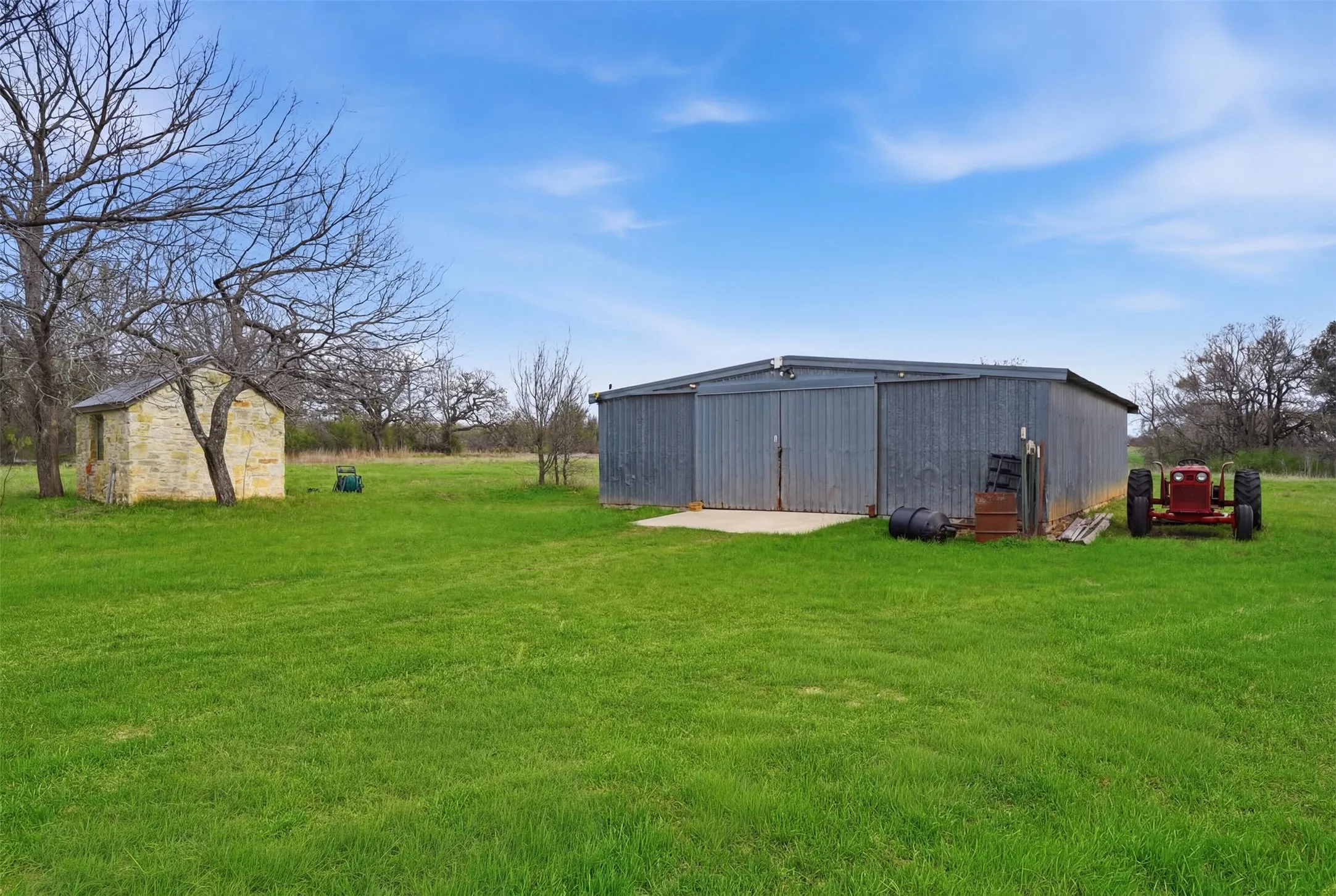 Single Family Residence For Sale in Hood County , 2151 Lipan Highway, Granbury, Texas 76048, 3 Bedroom, 4 Bathroom, 2 Garage spaces, 3,819 Sqft, built in 2016, Preowned, mls#21211156, Real Estate Agent in Granbury, Homes For Sale in Hood county, Homes For Sale in Granbury, Realtor in Granbury Texas, Real Estate Brokerage Independent Realty Texas, Luminita Cordes Realtor