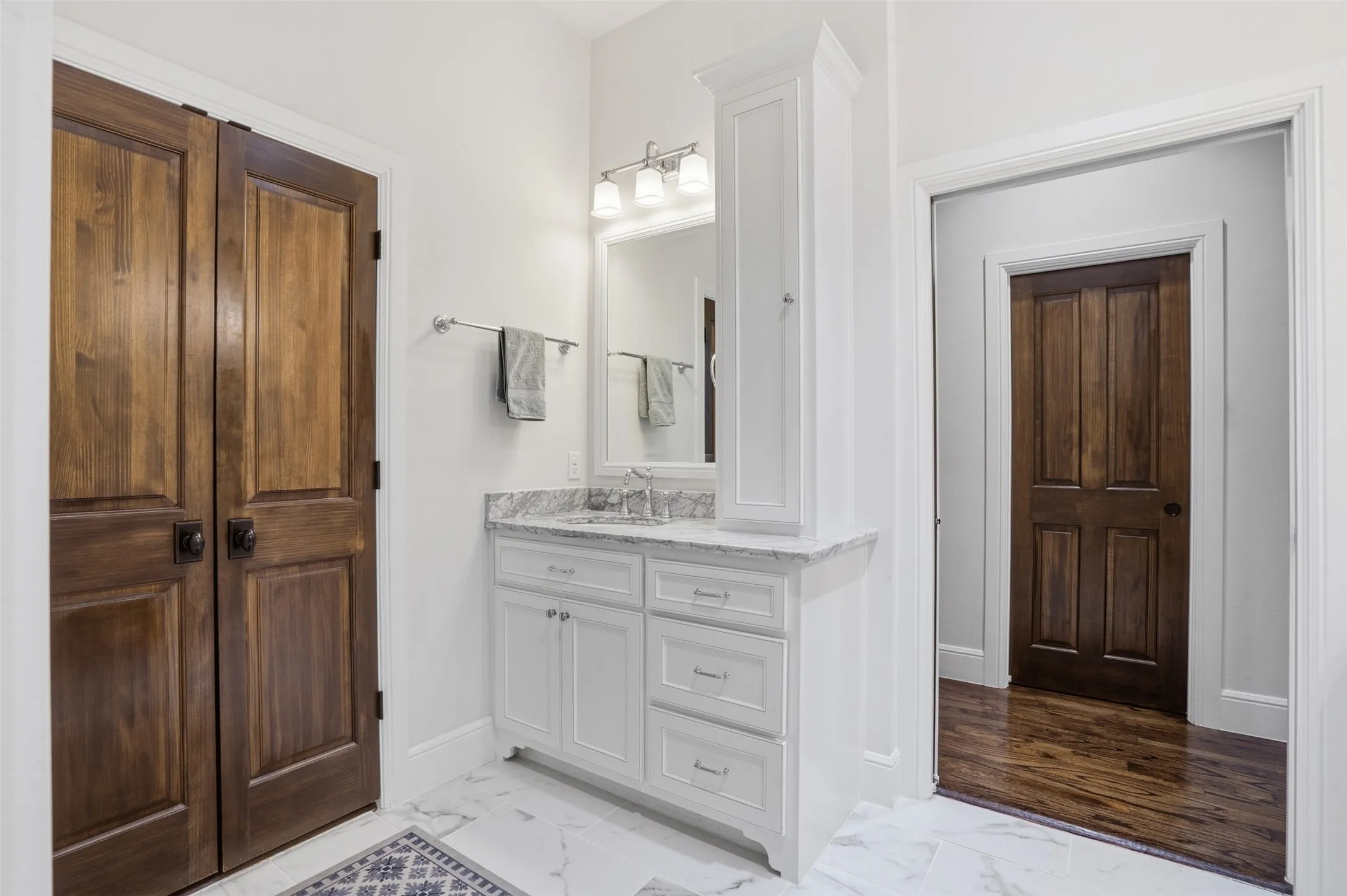 Single Family Residence For Sale in Hood County , 2151 Lipan Highway, Granbury, Texas 76048, 3 Bedroom, 4 Bathroom, 2 Garage spaces, 3,819 Sqft, built in 2016, Preowned, mls#21211156, Real Estate Agent in Granbury, Homes For Sale in Hood county, Homes For Sale in Granbury, Realtor in Granbury Texas, Real Estate Brokerage Independent Realty Texas, Luminita Cordes Realtor