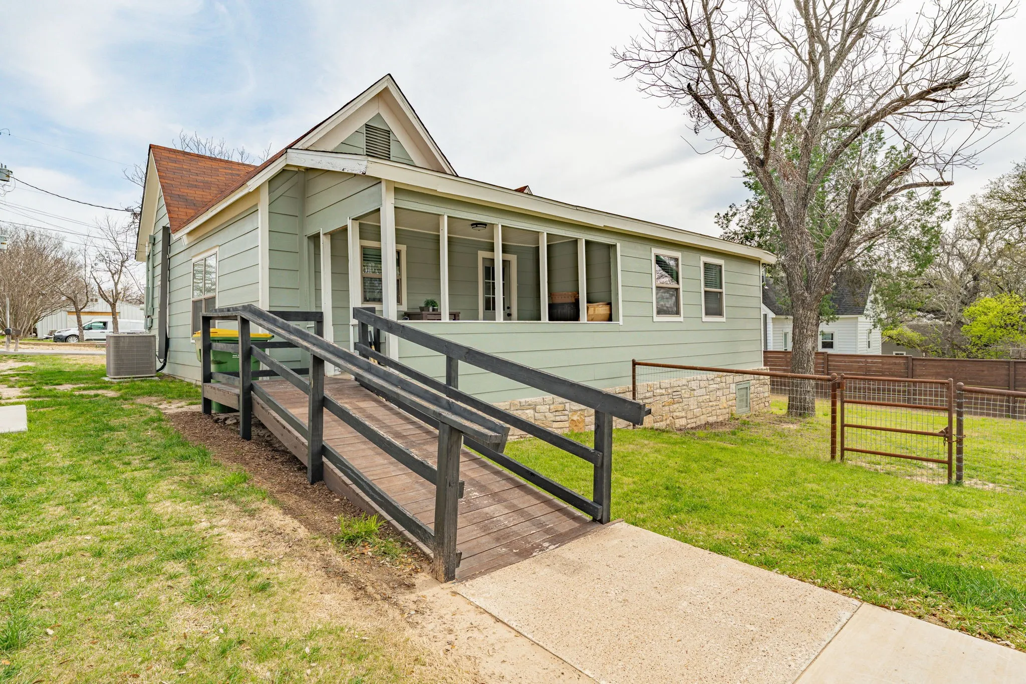 Single Family Residence For Sale in Hamilton County , 412 N Kirk Street, Hico, Texas 76457, 3 Bedrooms, 1 Bathroom, Garage spaces, 1,302 Sqft, built in 1940, Preowned, Price $255,000, mls#21211241, Real Estate Agent in Hico, Homes For Sale in Hamilton county, Homes For Sale in Hico, Realtor in Hico Texas, Real Estate Brokerage Independent Realty Texas, Luminita Cordes Realtor