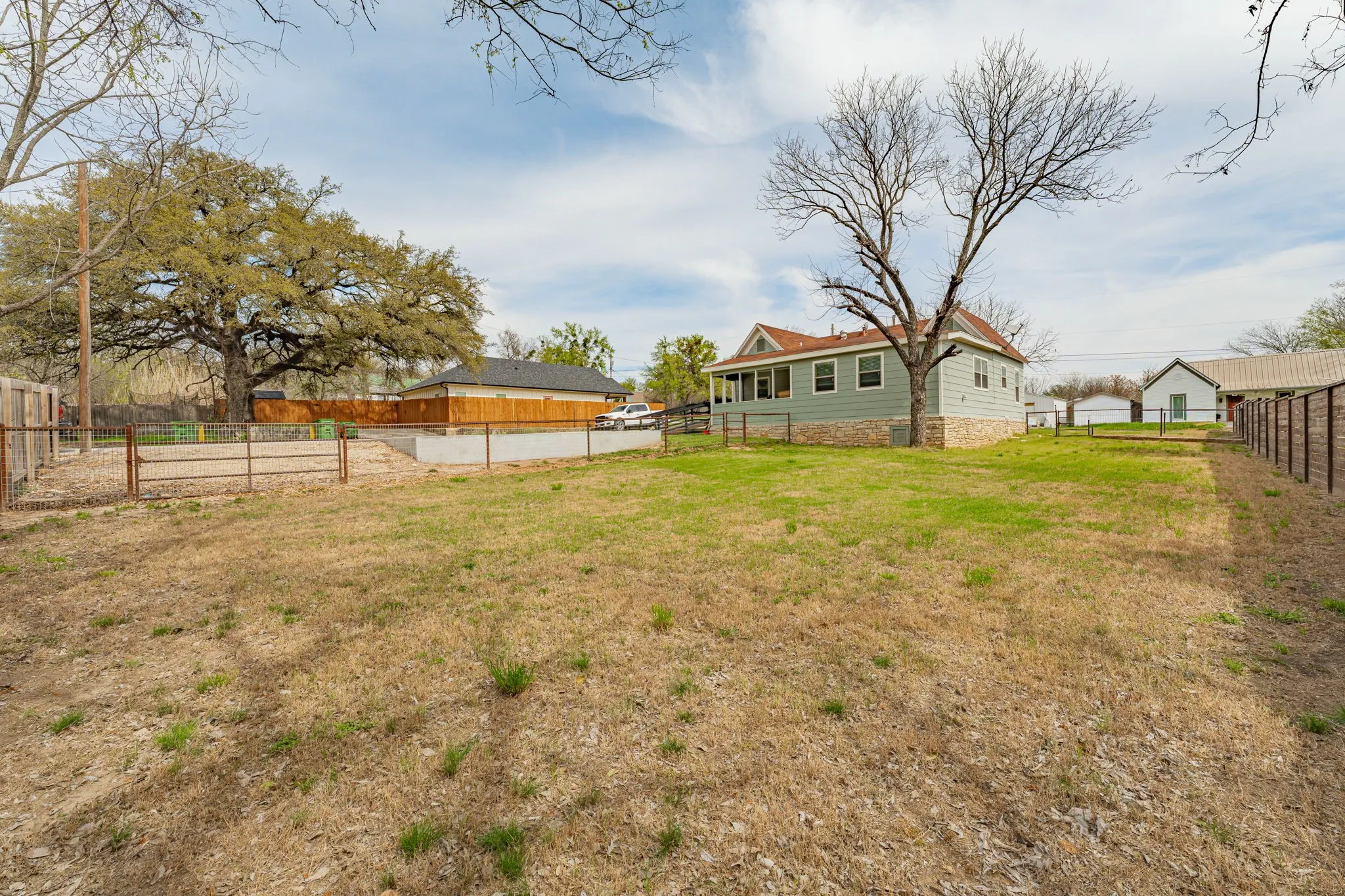 Single Family Residence For Sale in Hamilton County , 412 N Kirk Street, Hico, Texas 76457, 3 Bedrooms, 1 Bathroom, Garage spaces, 1,302 Sqft, built in 1940, Preowned, Price $255,000, mls#21211241, Real Estate Agent in Hico, Homes For Sale in Hamilton county, Homes For Sale in Hico, Realtor in Hico Texas, Real Estate Brokerage Independent Realty Texas, Luminita Cordes Realtor
