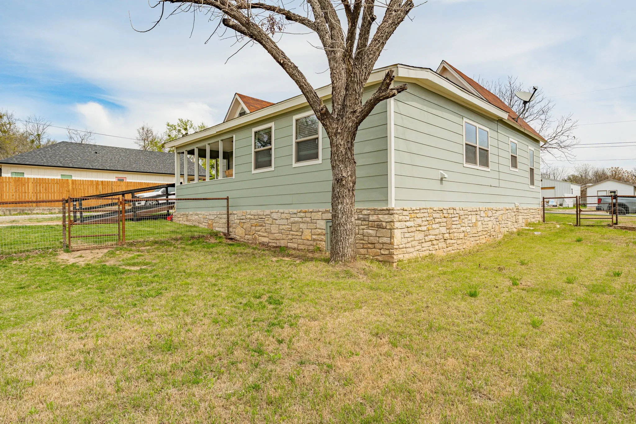 Single Family Residence For Sale in Hamilton County , 412 N Kirk Street, Hico, Texas 76457, 3 Bedrooms, 1 Bathroom, Garage spaces, 1,302 Sqft, built in 1940, Preowned, Price $255,000, mls#21211241, Real Estate Agent in Hico, Homes For Sale in Hamilton county, Homes For Sale in Hico, Realtor in Hico Texas, Real Estate Brokerage Independent Realty Texas, Luminita Cordes Realtor
