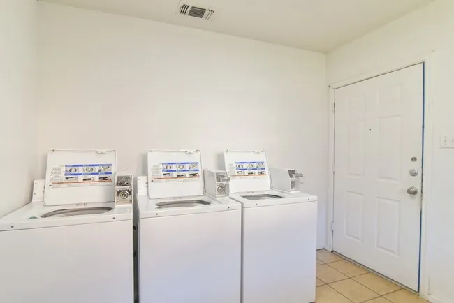 Apartment For Rent in Tarrant County , 820 Southeast Parkway, Azle, Texas 76020, 2 Bedroom, 1 Bathroom, Garage spaces, 786 Sqft, built in 1985, mls#21211331, Real Estate Agent in Azle, Homes For Rent in Tarrant county, Homes For Rent in Azle, Realtor in Azle Texas, Real Estate Brokerage Independent Realty Texas, Luminita Cordes Realtor