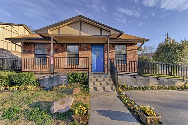 Apartment For Rent in Tarrant County , 820 Southeast Parkway, Azle, Texas 76020, 2 Bedroom, 1 Bathroom, Garage spaces, 786 Sqft, built in 1985, mls#21211331, Real Estate Agent in Azle, Homes For Rent in Tarrant county, Homes For Rent in Azle, Realtor in Azle Texas, Real Estate Brokerage Independent Realty Texas, Luminita Cordes Realtor