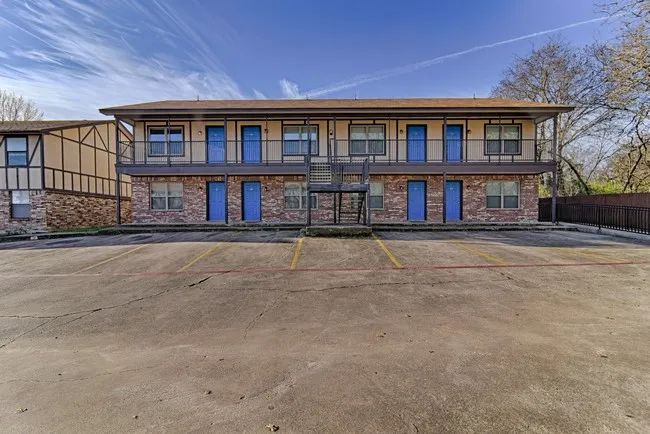 Apartment For Rent in Tarrant County , 820 Southeast Parkway, Azle, Texas 76020, 2 Bedroom, 1 Bathroom, Garage spaces, 786 Sqft, built in 1985, mls#21211331, Real Estate Agent in Azle, Homes For Rent in Tarrant county, Homes For Rent in Azle, Realtor in Azle Texas, Real Estate Brokerage Independent Realty Texas, Luminita Cordes Realtor