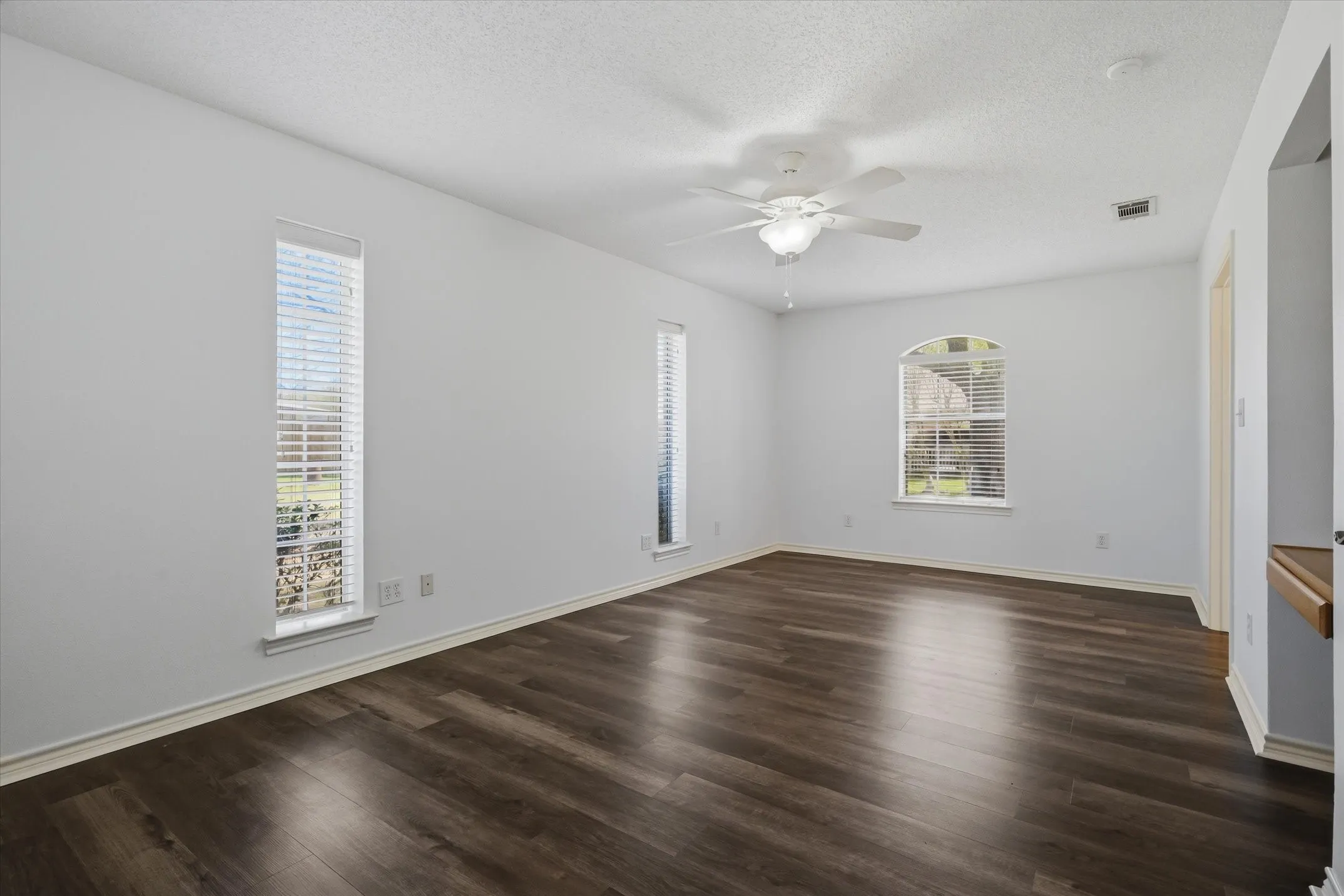 Single Family Residence For Sale in Van Zandt County , 2146 VZ County Road 2205, Canton, Texas 75103, 3 Bedroom, 3 Bathroom, 6 Garage spaces, 2,950 Sqft, built in 1998, Preowned, mls#21196797, Real Estate Agent in Canton, Homes For Sale in Van Zandt county, Homes For Sale in Canton, Realtor in Canton Texas, Real Estate Brokerage Independent Realty Texas, Luminita Cordes Realtor