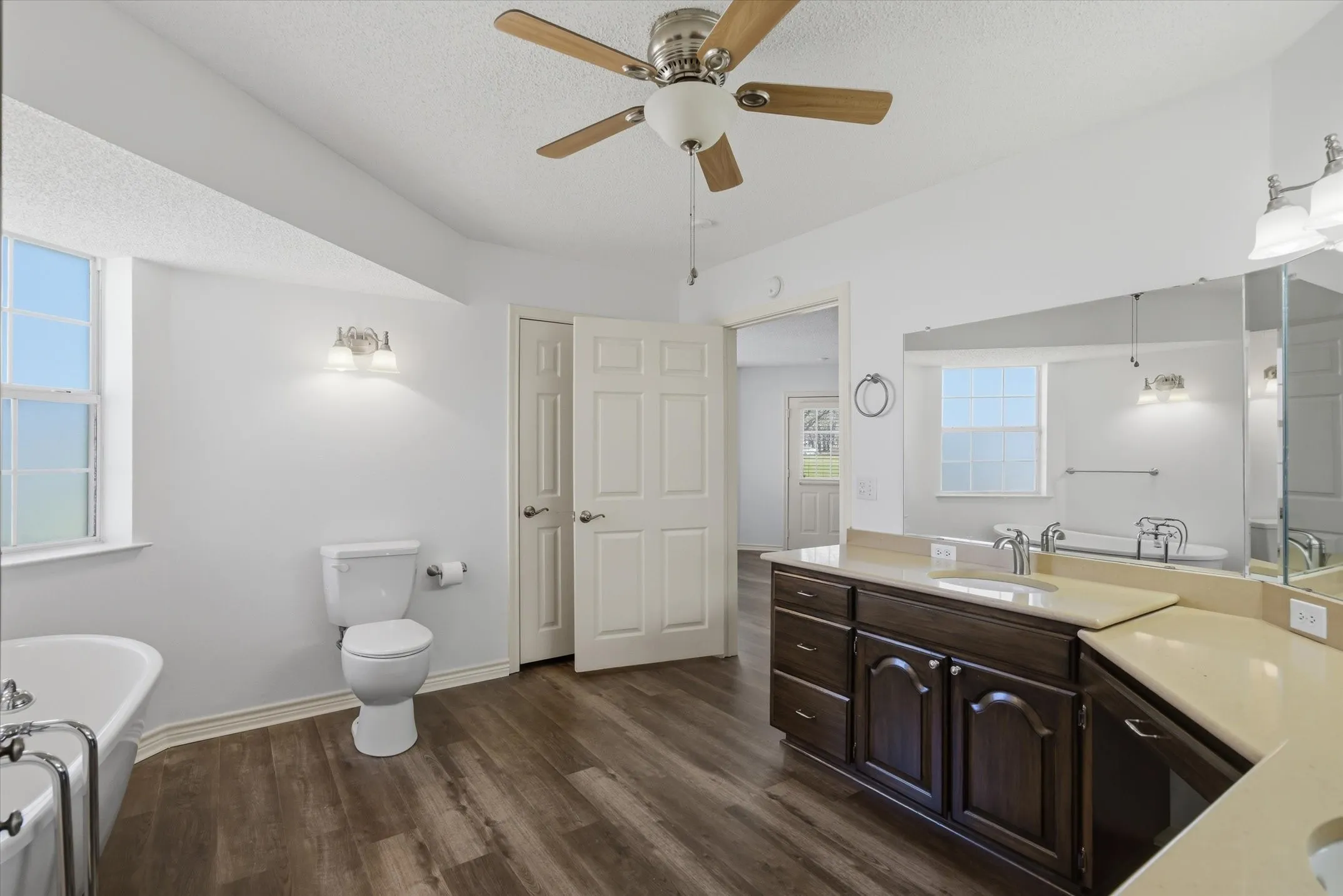 Single Family Residence For Sale in Van Zandt County , 2146 VZ County Road 2205, Canton, Texas 75103, 3 Bedroom, 3 Bathroom, 6 Garage spaces, 2,950 Sqft, built in 1998, Preowned, mls#21196797, Real Estate Agent in Canton, Homes For Sale in Van Zandt county, Homes For Sale in Canton, Realtor in Canton Texas, Real Estate Brokerage Independent Realty Texas, Luminita Cordes Realtor